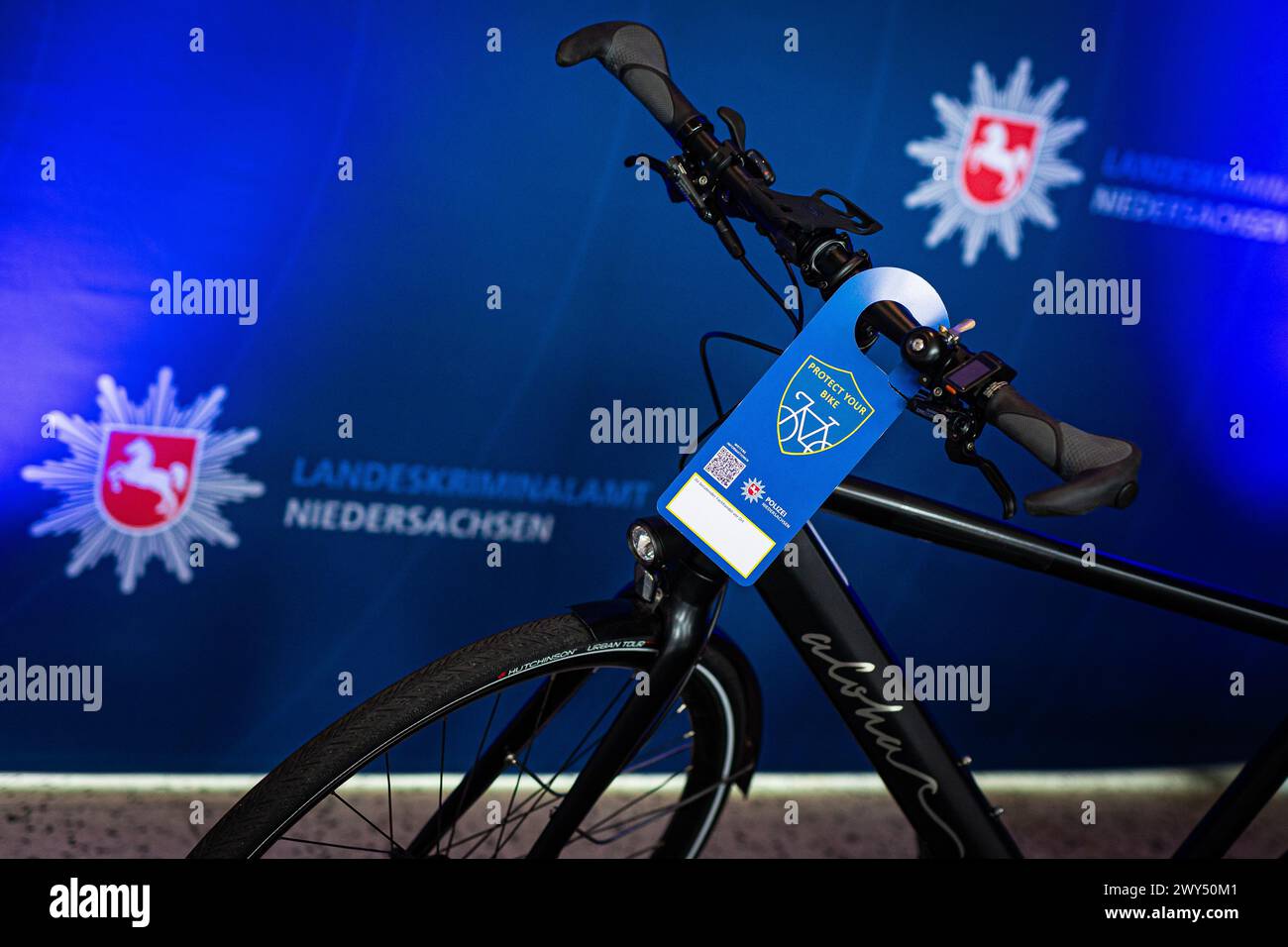 04 April 2024, Lower Saxony, Hanover: A trailer for the Lower Saxony police's 'Protect your Bike' campaign is attached to a bicycle. Due to the high rate of increase in the theft of e-bikes and pedelecs in Lower Saxony, the Central Prevention Office of the Lower Saxony Criminal Police Office (LKA) has developed a prevention concept together with the police directorates. Photo: Moritz Frankenberg/dpa Stock Photo