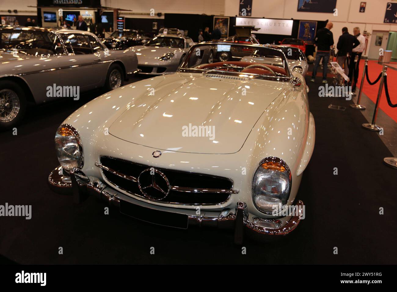 Mercedes Benz 300 SL Roadster, 34. Techno Classica Essen 03. - 07.04.2024. Messe Essen, Siha, Oldtimer / klassische Autos / Autoausstellung, Oldtimermesse, Essen D. *** Mercedes Benz 300 SL Roadster, 34 Techno Classica Essen 03 07 04 2024 Messe Essen, Siha, classic car exhibition, classic car fair, Essen D Stock Photo