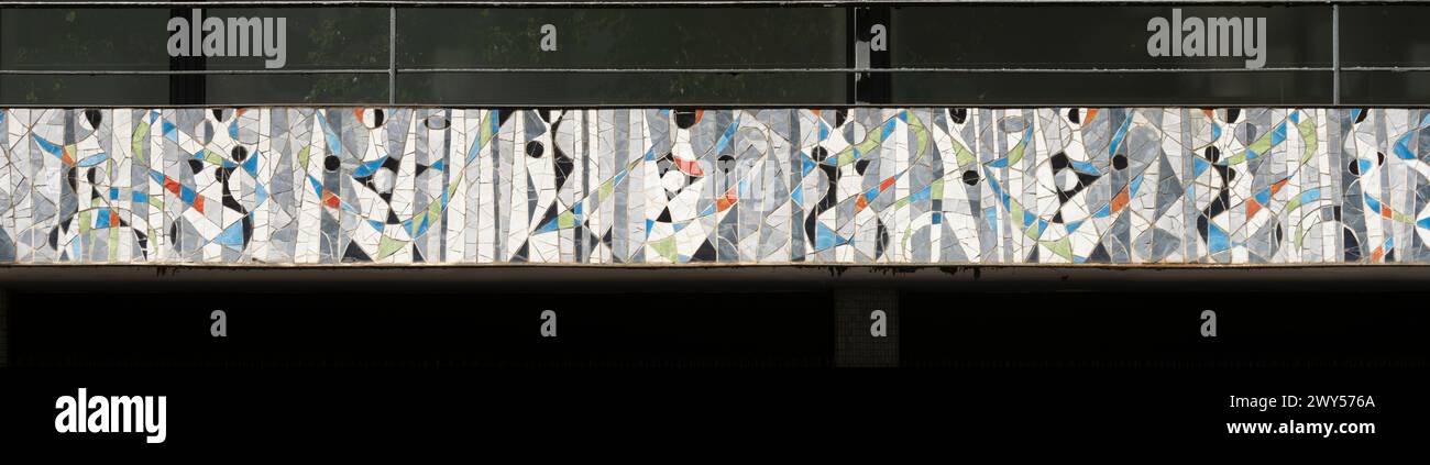 Krefeld, Ostwall 70-75, Geschäftshaus mit Reliefs an den Balkonbrüstungen von Curth Georg Becker. Erbaut 1957 von Karl Nothelfer Stock Photo