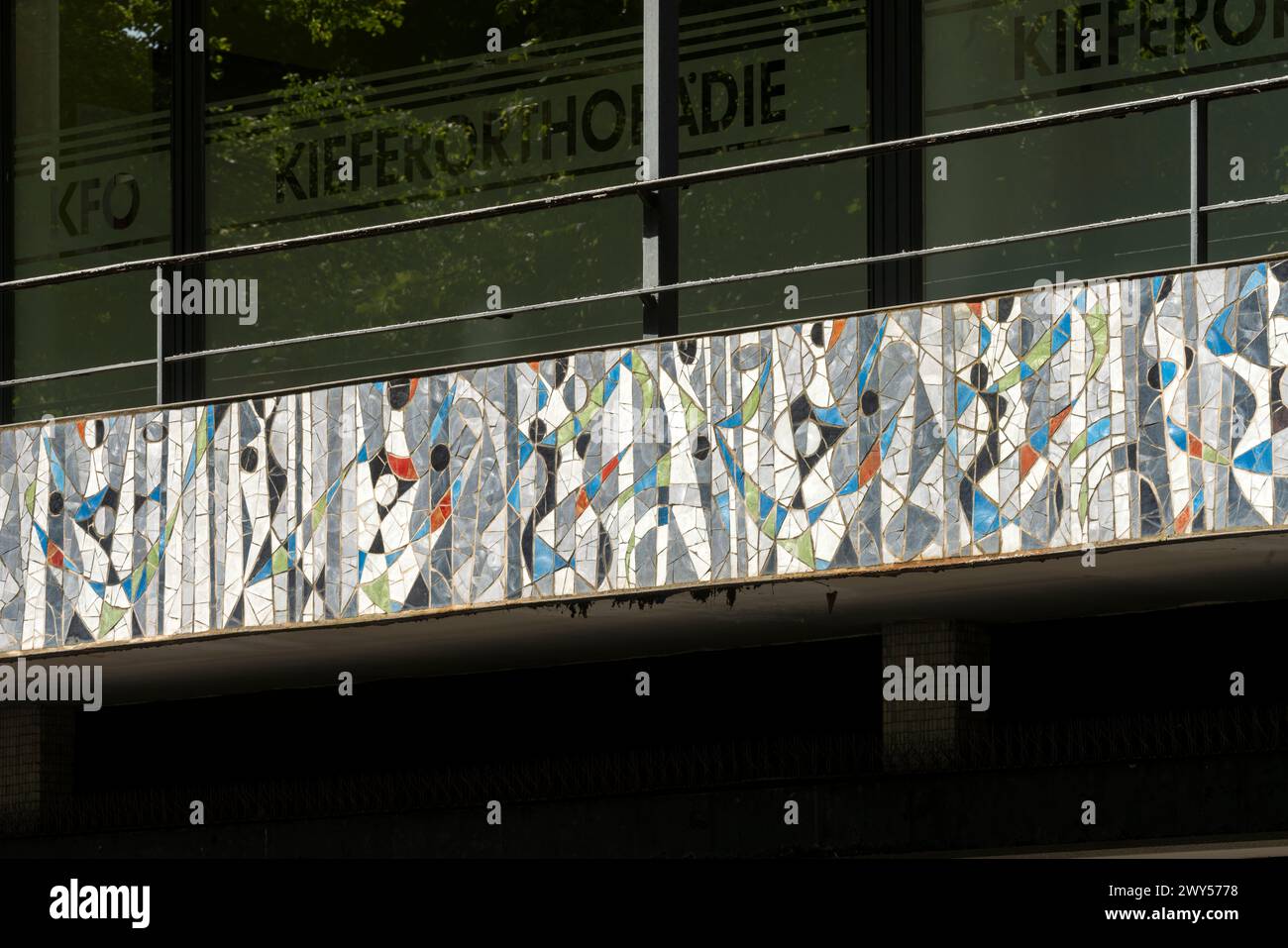 Krefeld, Ostwall 70-75, Geschäftshaus mit Reliefs an den Balkonbrüstungen von Curth Georg Becker. Erbaut 1957 von Karl Nothelfer Stock Photo