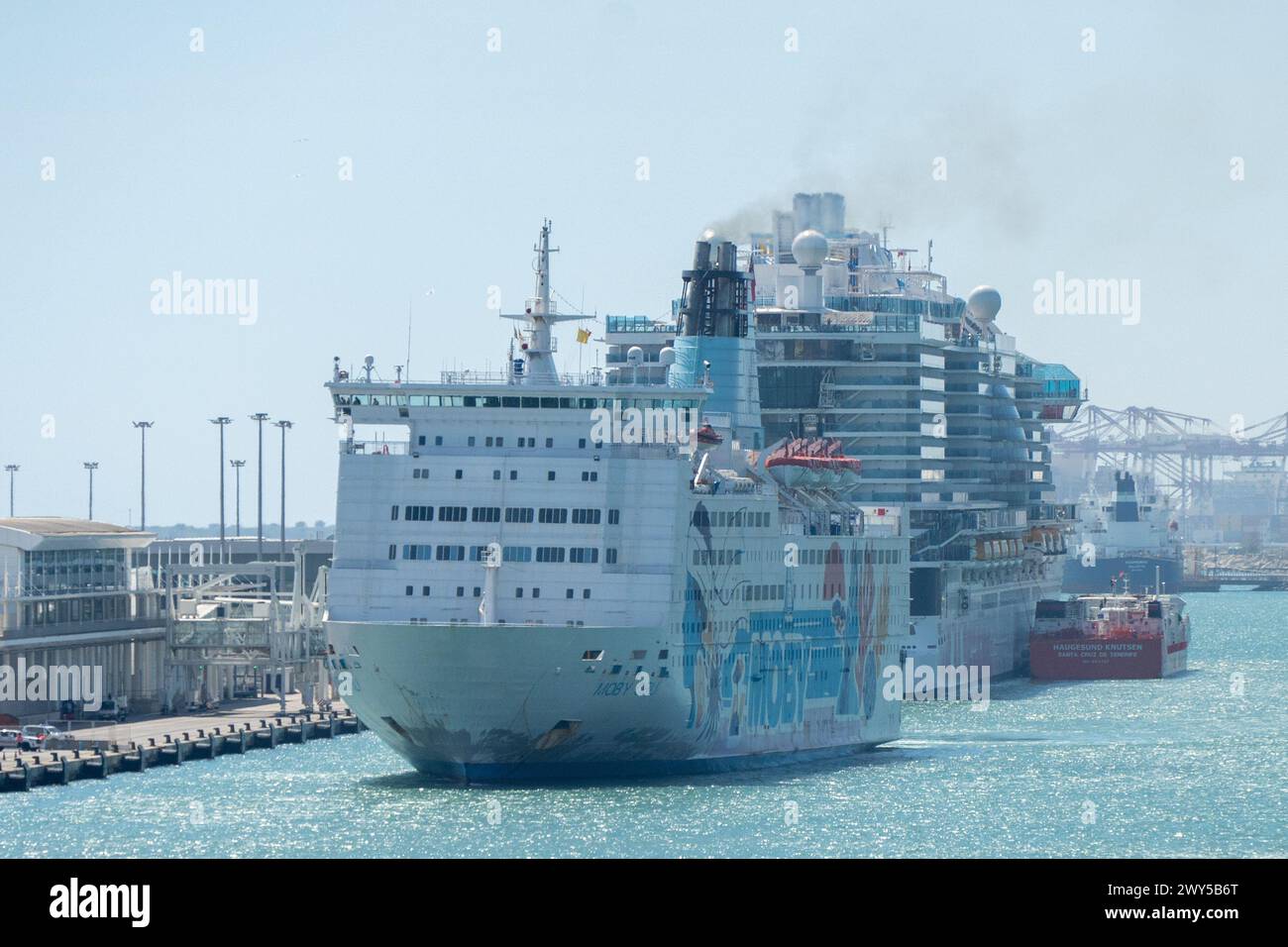 The ship that will accommodate the Bolivian citizens while their bureaucratic situation is resolved has arrived, as they were scammed during the visa application process. Ha llegado el barco que alojará a los ciudadanos bolivianos mientras se resuelve su situación burocrática, ya que fueron estafados al realizar el trámite de visa. News CRONACA-Barcelona, Spain thursday, April 4 2024 (Photo by Eric Renom/LaPresse) Credit: LaPresse/Alamy Live News Stock Photo