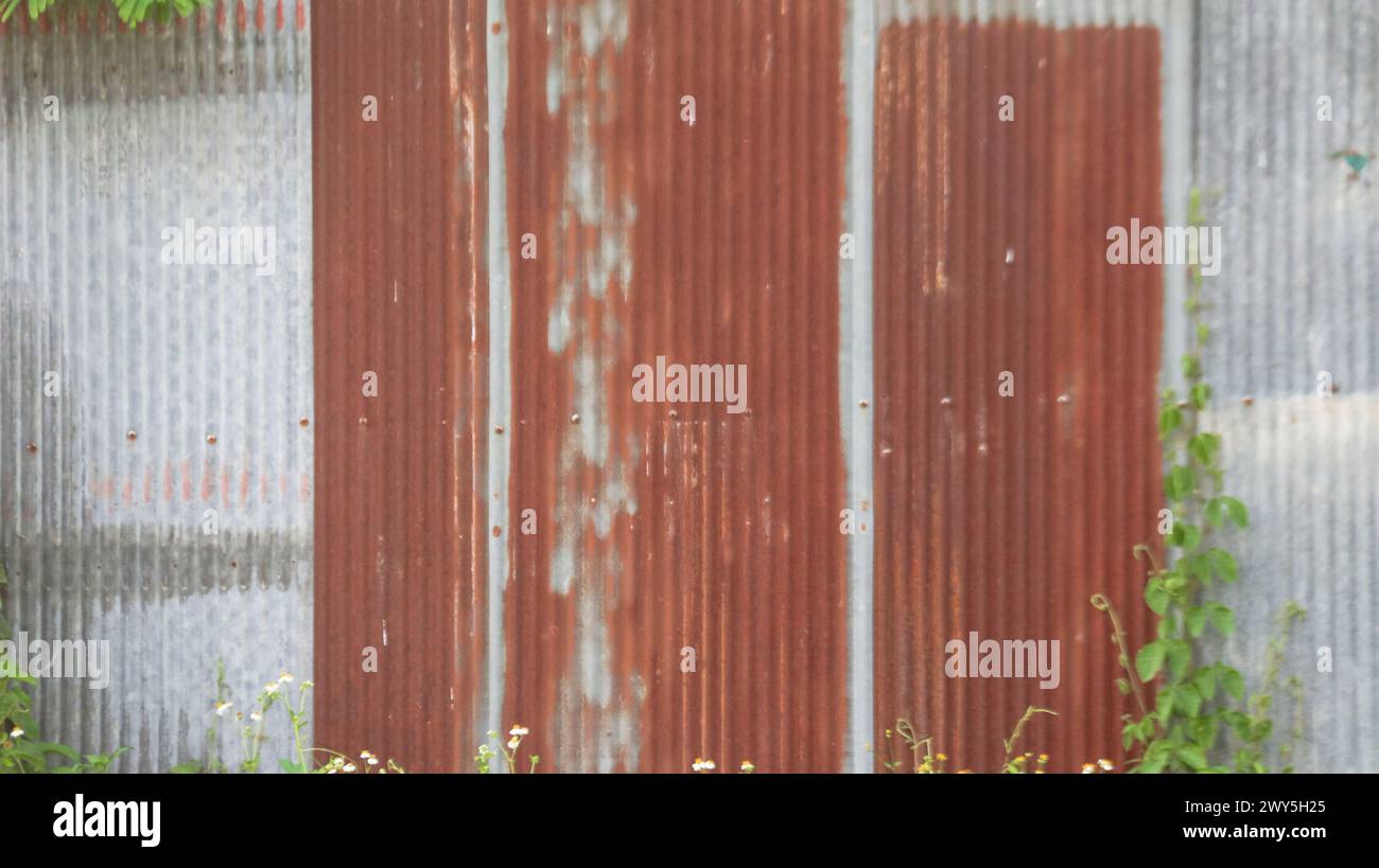 Texture of rusty galvanized metal roof sheets Stock Photo - Alamy