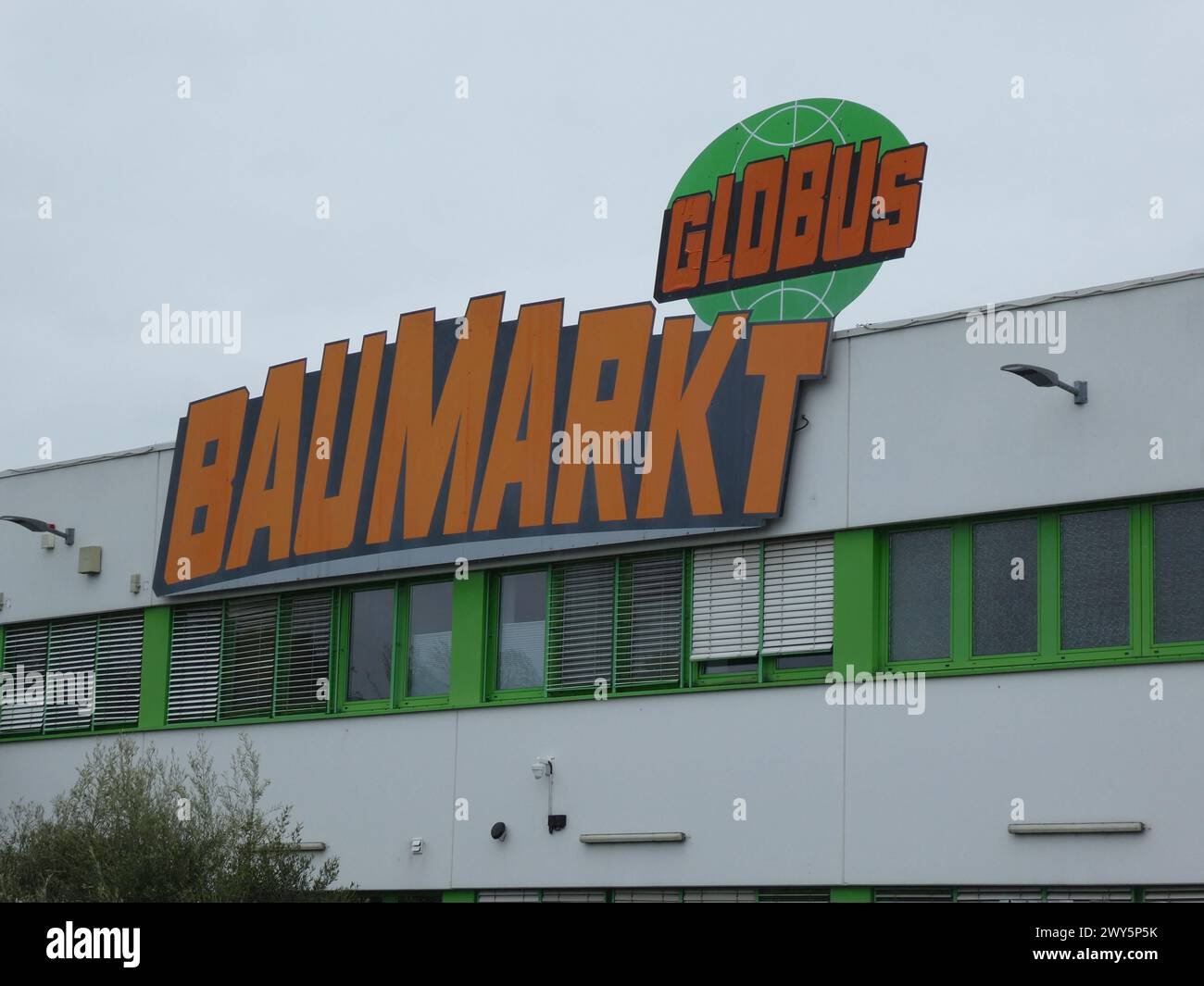 03 April 2024, North RhineWestphalia, Brühl Globus Baumarkt logo and