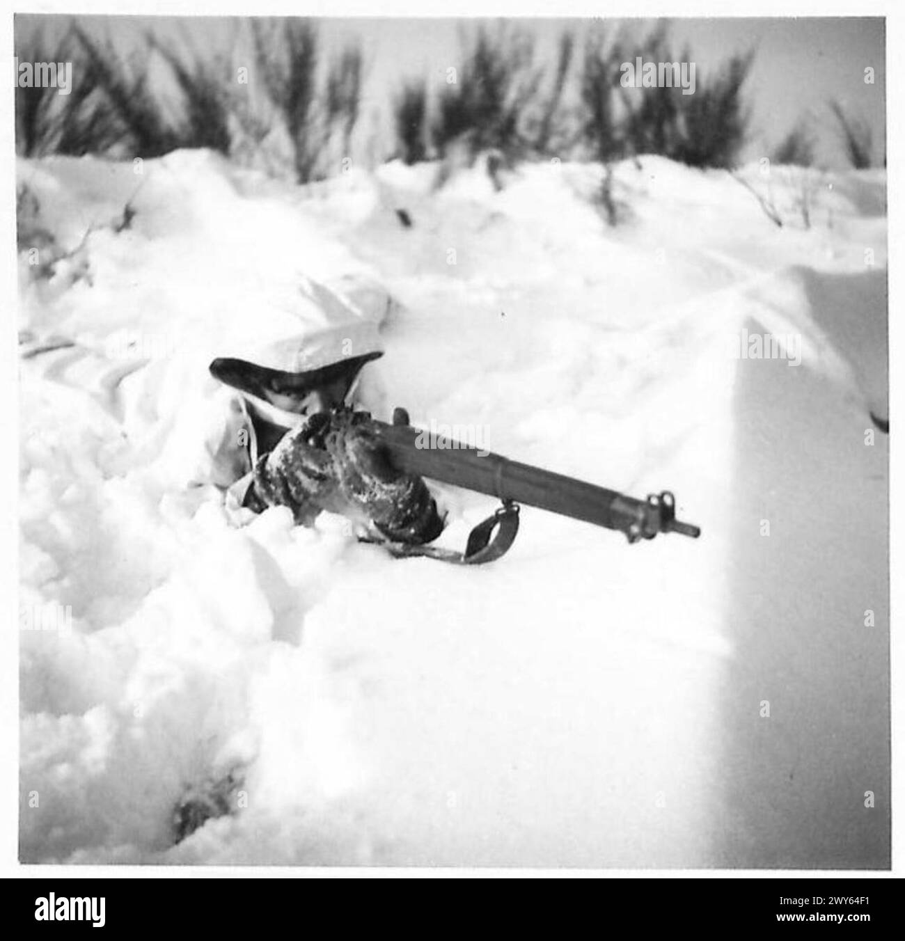 'SHOW SUITS' FOR PATROLS - Pte Duffy of Bellshill, Lanarkshire in the snow. , British Army, 21st Army Group Stock Photo