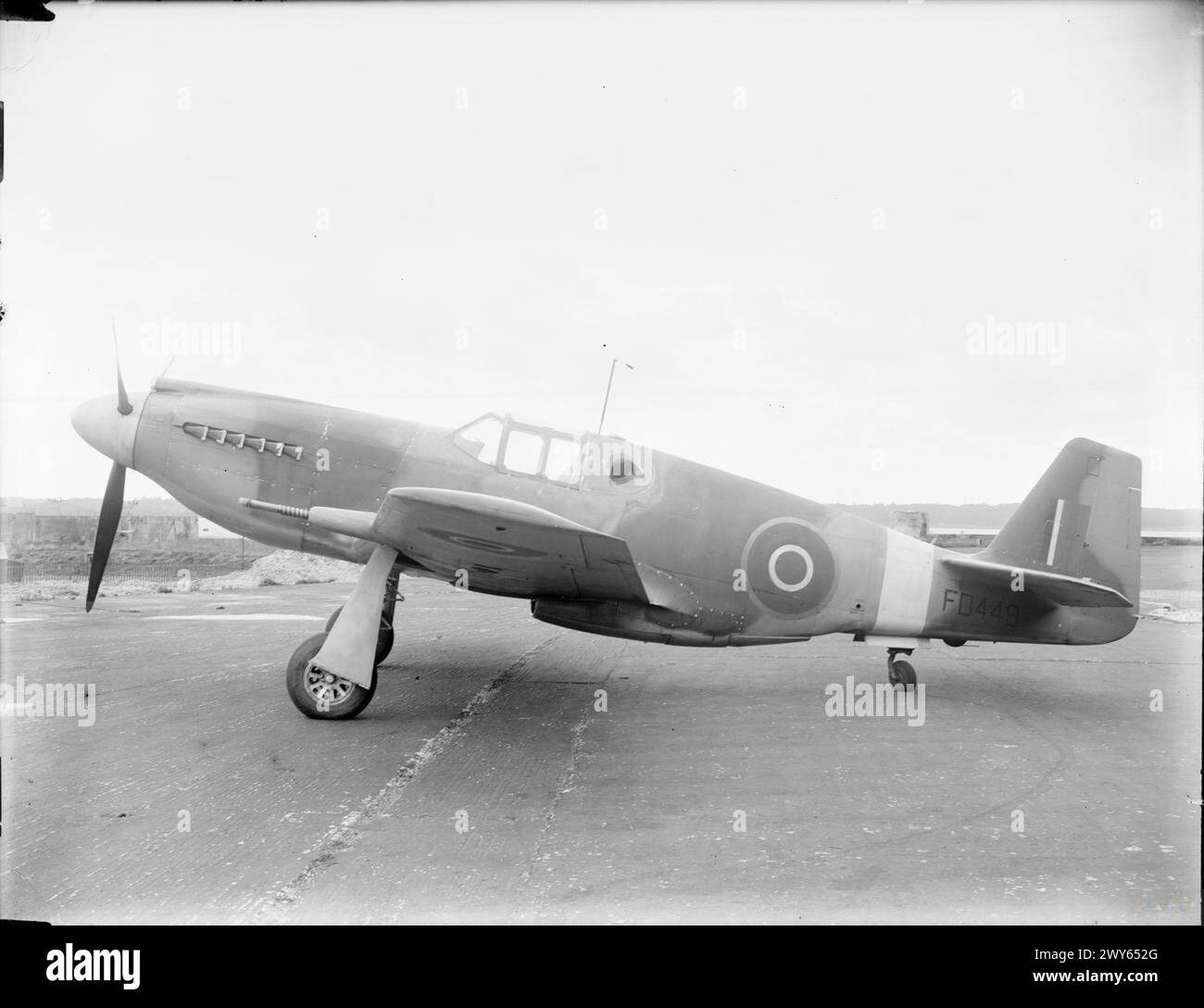 AMERICAN AIRCRAFT IN ROYAL AIR FORCE SERVICE, 1939-1945: NORTH AMERICAN NA-73 & NA-102 MUSTANG. - Mustang Mark IA, FD449, on the ground at Air Services Training Ltd, Hamble, Hampshire, before issue to No. 268 Squadron RAF with whom it served in the tactical-reconnaissance role until 1944. Note the port-side oblique camera port aft of the cockpit. , Royal Air Force, Wing, 269 Stock Photo