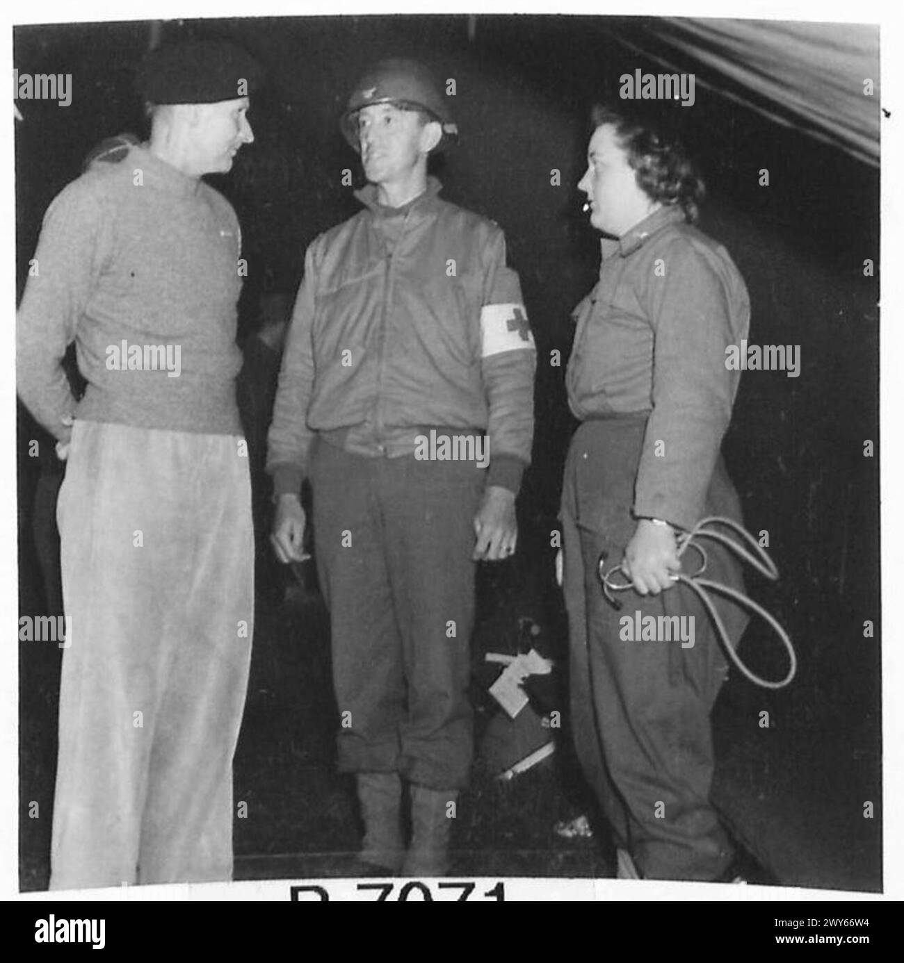 GENERAL MONTGOMERY VISITS AMERICAN HOSPITALS - General Montgomery talking to medical officers and nurses at the 442 American Evacuation Hospital. Others are Colonel McFee, Officer Commanding Hospitals, and General Kenner. , British Army, 21st Army Group Stock Photo