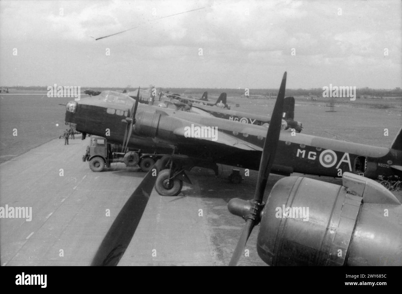 ROYAL AIR FORCE BOMBER COMMAND, 1942-1945. - Short Stirling B Mark Is of No. 7 Squadron RAF are refuelled on the flight line at Oakington, Cambridgeshire, prior to a night raid on Dortmund, 15 April 1942. , Royal Air Force, 7 Squadron Stock Photo
