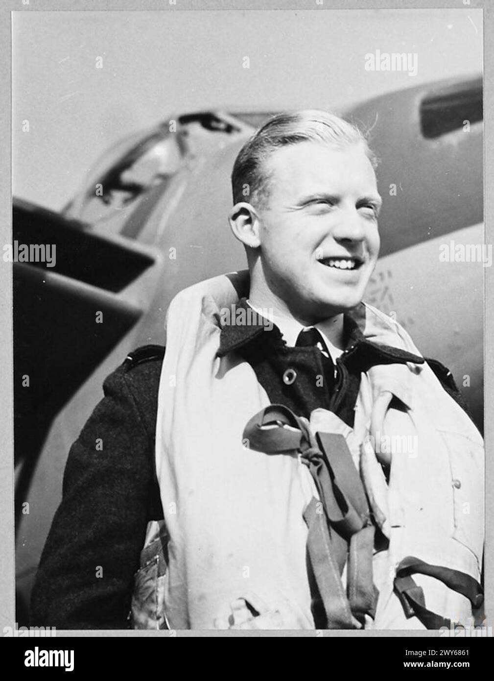 JENA ATTACKERS DECORATED - For story see CH.9971 Acting Flight Lieutenant EDWARD BARNES SISMORE, DFC., [130208] RAFVR NO.139 SQUADRON, awarded the D.S.O. AWARDS LIST NO.593. , Royal Air Force Stock Photo