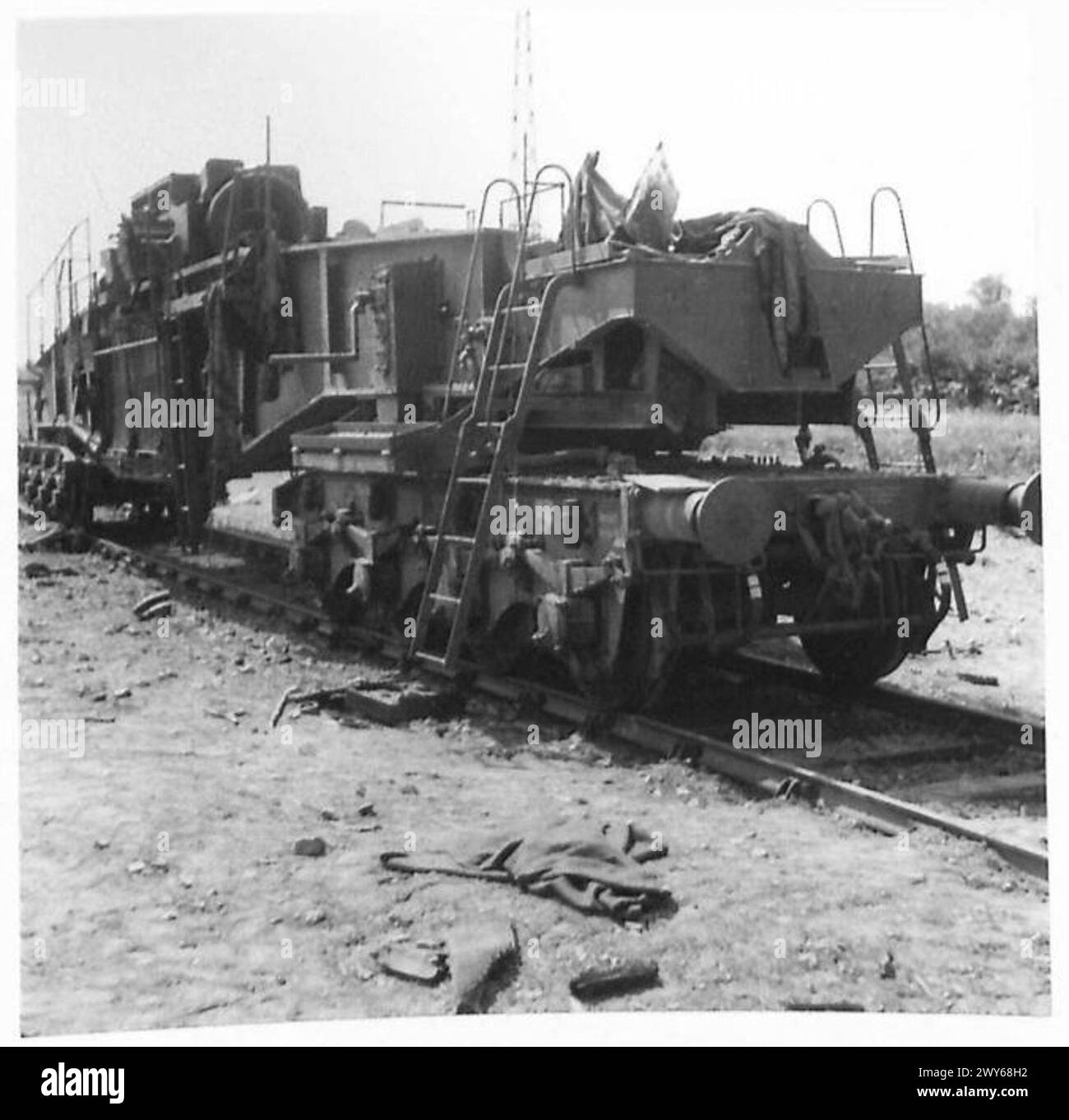 CAPTURED GERMAN GUN Photographs Of A 10 1 2 German Gun It Is Mobile captured-german-gun-photographs-of-a-10-1-2-german-gun-it-is-mobile