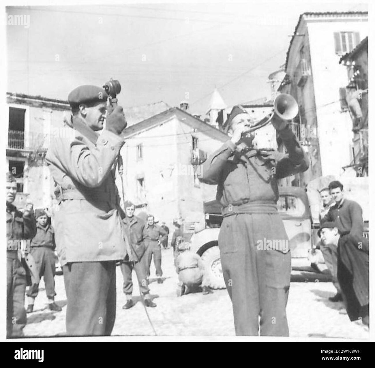WAR CORRESPONDENTS IN ITALY, 1944-1945 - Denis Johnston, the BBC Commentator, making a recording of a Polish trumpeter for a radio feature on the 2nd Polish Corps in the Italian Campaign. Carpinone, 15 March 1944. , Polish Army, Polish Armed Forces in the West, Polish Corps, II, British Broadcasting Corporation, Johnston, Denis Stock Photo