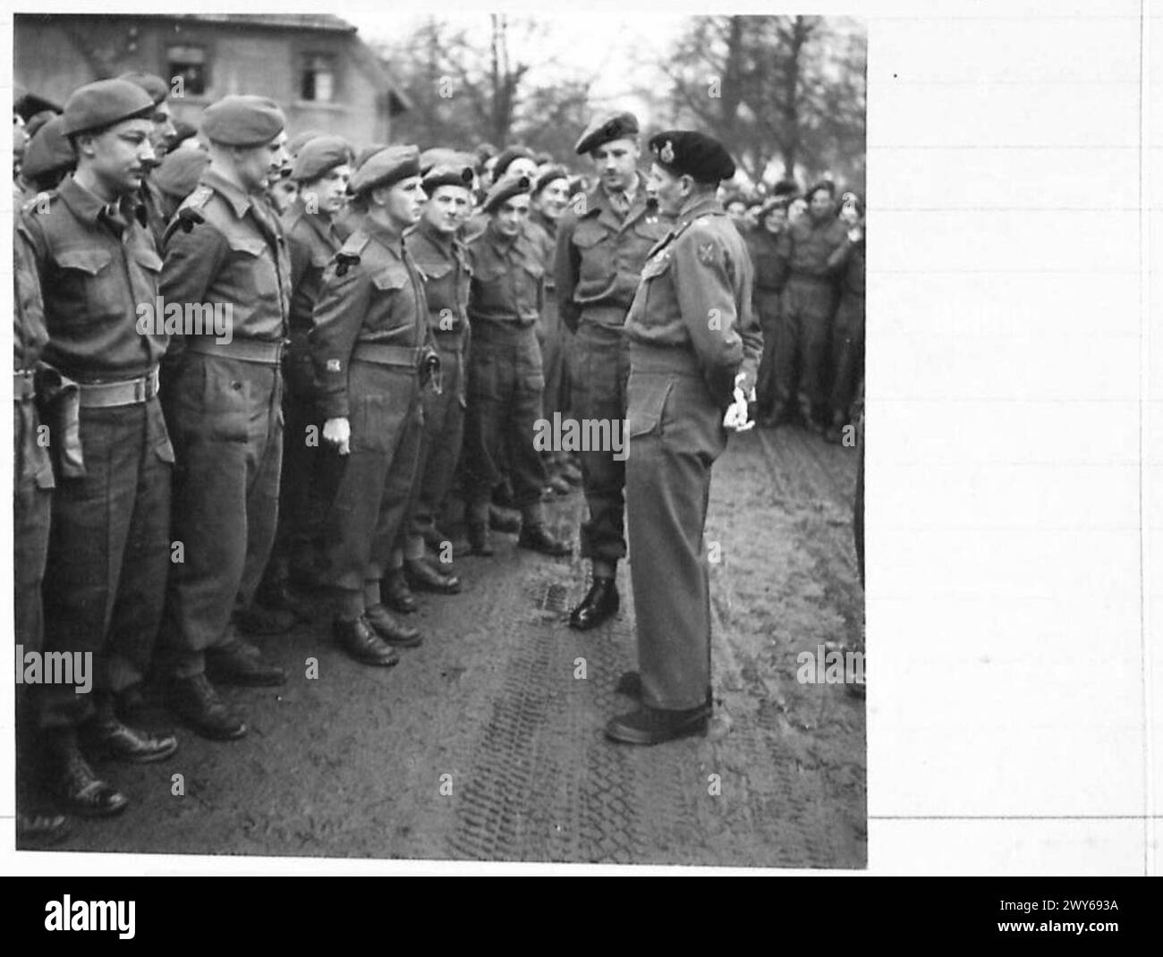 2ND ARMY'S RECORD-BREAKING GUN - The Commander-in-Chief talking to men of the 5th Bn. Dorsets, resting in a village on the Dutch-German border. , British Army, 21st Army Group Stock Photo