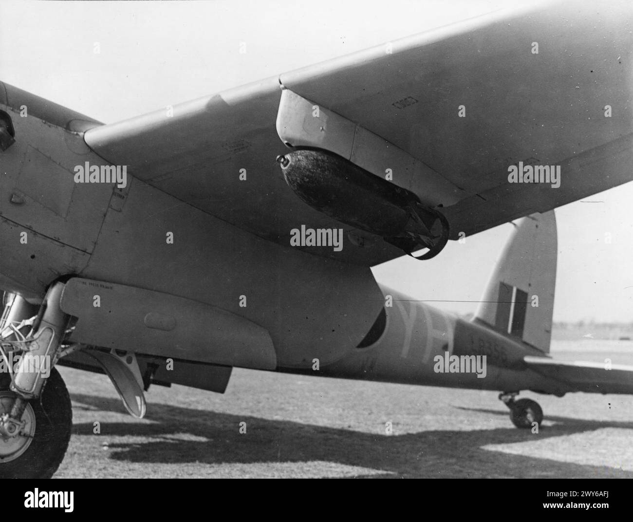 ROYAL AIR FORCE BOMBER COMMAND, 1942-1945. - A 250-lb GP bomb fitted to the port wing pylon of De Havilland Mosquito FB Mark VI, LR356 'YH-Y', of No. 21 Squadron RAF at Thorney Island, Hampshire. , Royal Air Force, Royal Air Force Regiment, Sqdn, 21, Royal Air Force, 2 Group Stock Photo