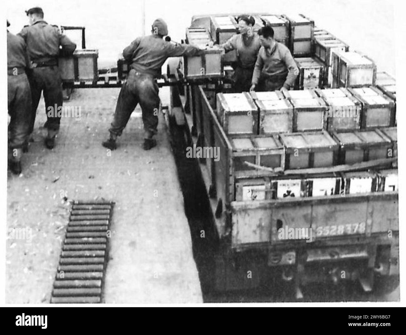 SPECIAL ASSIGNMENT FOR TN5 - Series of pictures showing the Dukws at work loading and unloading at Mulberry B. Approximate tonnage handled per day 2,700 tons. , British Army, 21st Army Group Stock Photo