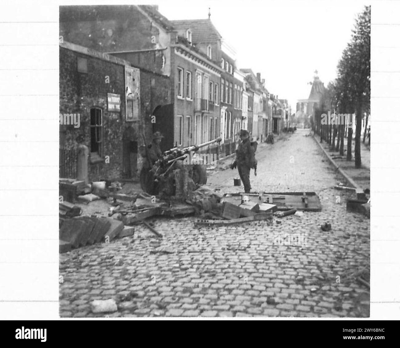 BRITISH PUSH NORTH OF MARK, HOLLAND - British soldiers inspect