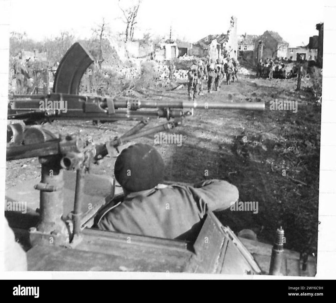FALLS OF GEILENKIRCHEN - Infantry of the SLI Regt march into Bauchem to relieve the dorset Regt. , British Army, 21st Army Group Stock Photo