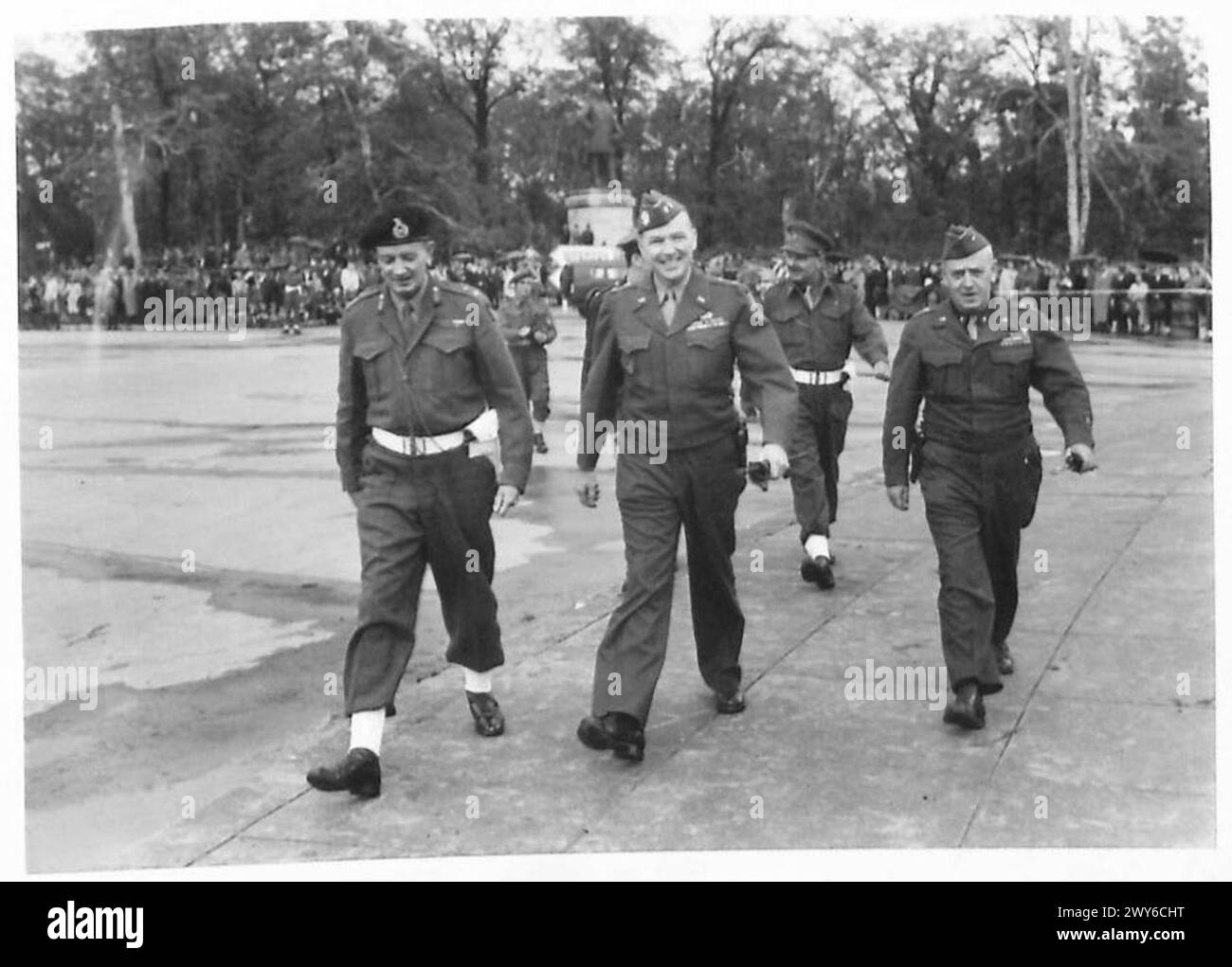 BREAKING THE FLAG CEREMONY IN BERLIN [7TH ARMOURED DIVISION] - Major General L.O.Lyne, Commander British Occupation Troops in Berlin, arriving with high-ranking American officers. , British Army, 21st Army Group Stock Photo