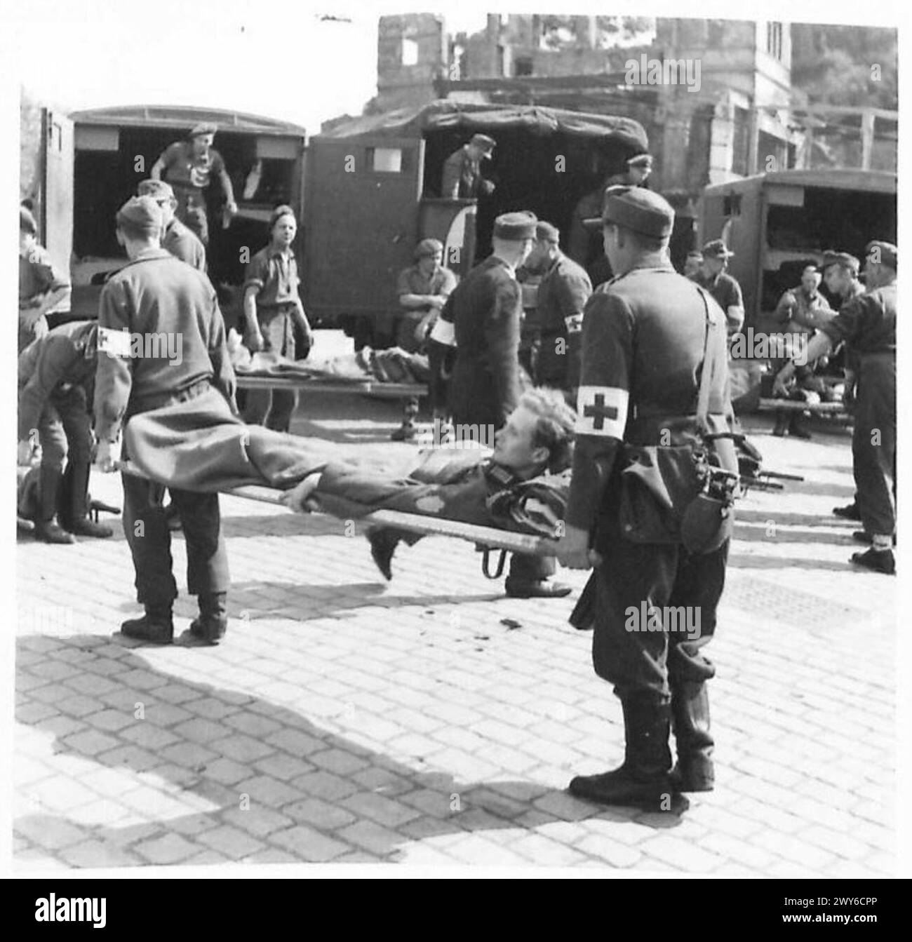 GERMAN HOSPITAL SHIPS ARRIVE IN HAMBURG - Wounded being transferred ...