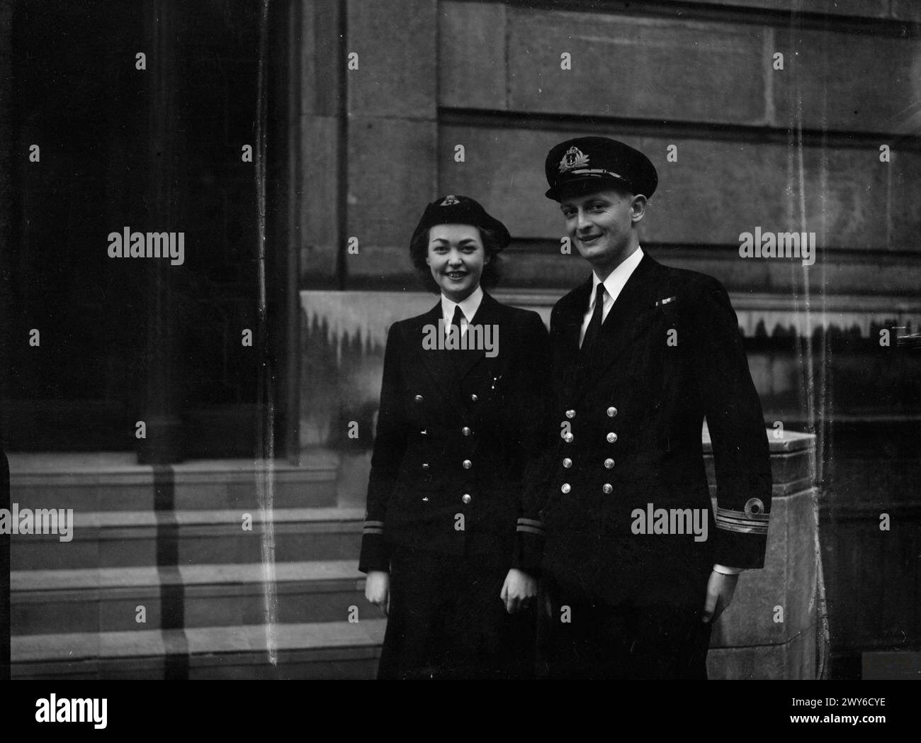 A NAVAL ENGAGEMENT. 29 JUNE 1945, DERBY HOUSE, LIVERPOOL. THE ENGAGEMENT BETWEEN LIEUTENANT COMMANDER DENIS JERMAIN, DSC, RN, OF FAREHAM, HANTS, AND 2ND OFFICER WRNS JEAN SCOTT-PHILLIPS, OF LARGS, AYRSHIRE. - Lieutenant Commander D Jermain, DSC, RN, and his fiancée. , Jermain, Denis, Scott-Phillips, Jean Eleanor Stock Photo