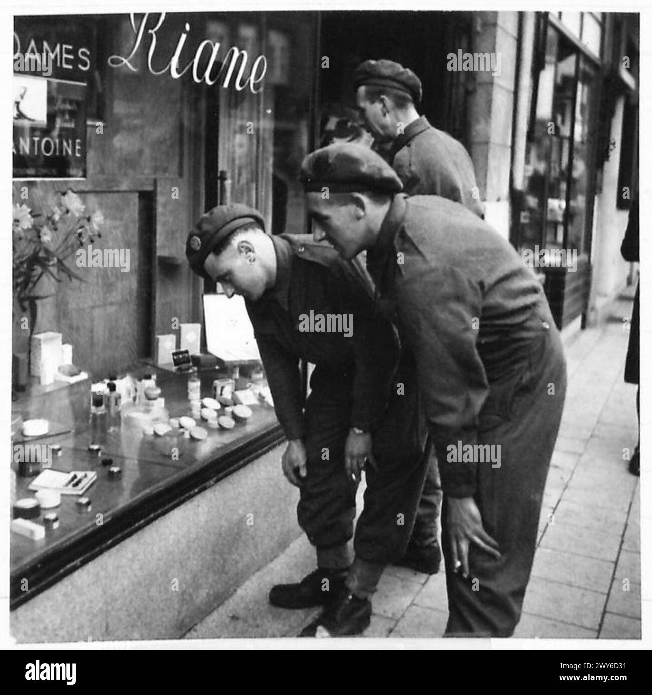 LIFE IN LIBERATED BELGIUM - Left: L/Cpl King, S. of Chadwell St. Mary, Essex and Pte. Hockley, J of Southend, and both of the 2nd Essex Regt. out shopping during a rest from front line duty. , British Army, 21st Army Group Stock Photo