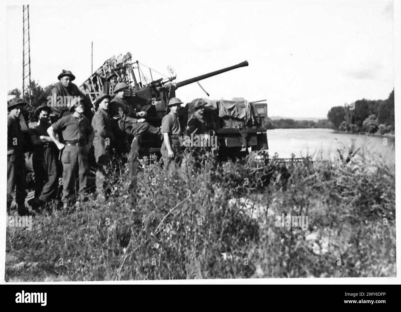 BUILDING A CLASS 40 FLOATING BAILEY BRIDGE OVER THE SEINE - An SP Bofor gun is ready to defend as the work of bridging goes ahead. Changing over crews on the 'Elmstead of Kent'. Most of the 119 LAA Regt. come from Kent. , British Army, 21st Army Group Stock Photo