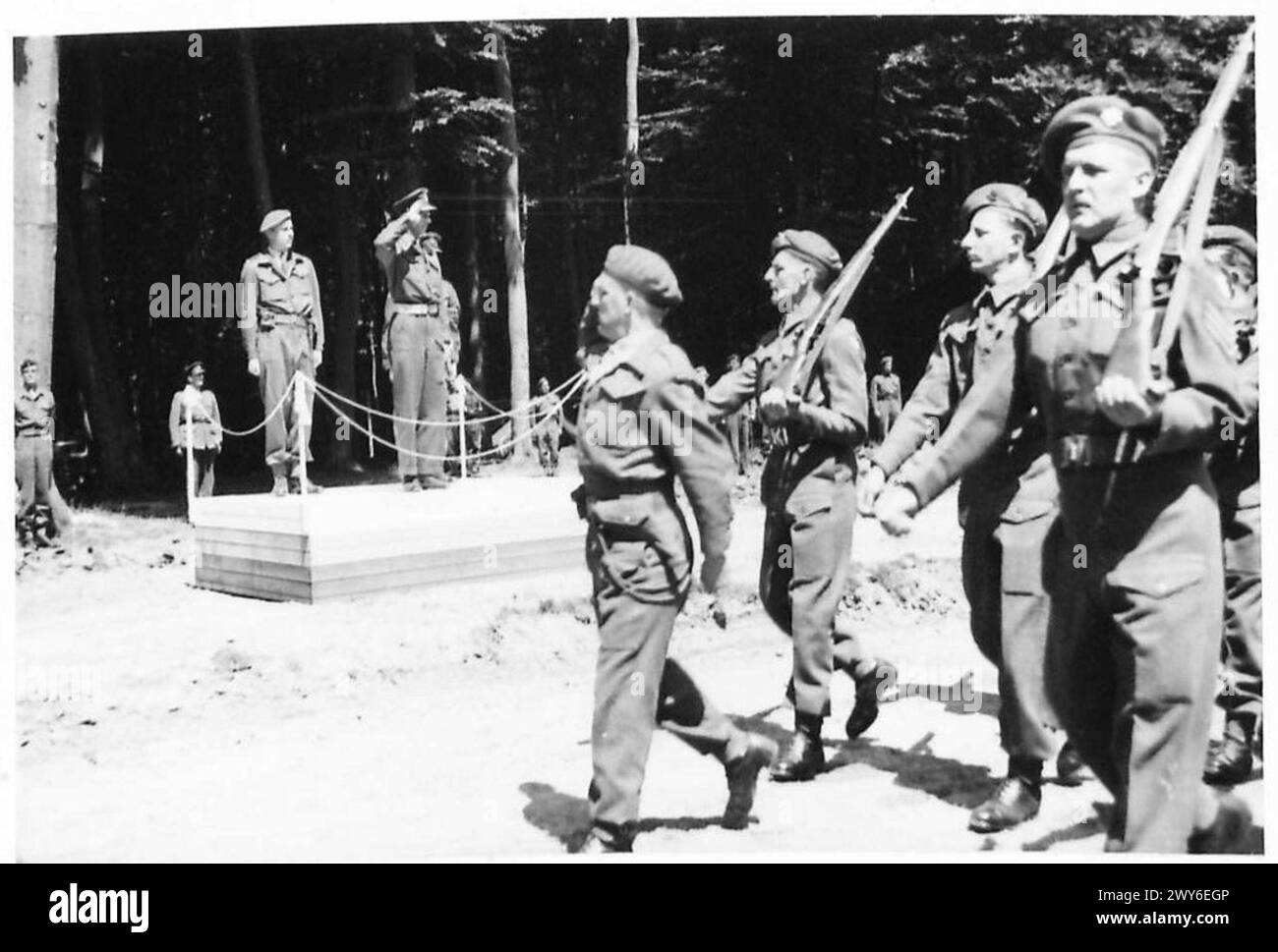 GENERAL DEMPSEY INSPECTS THE R.A.S.C. - Lieutenant General Dempsey and ...