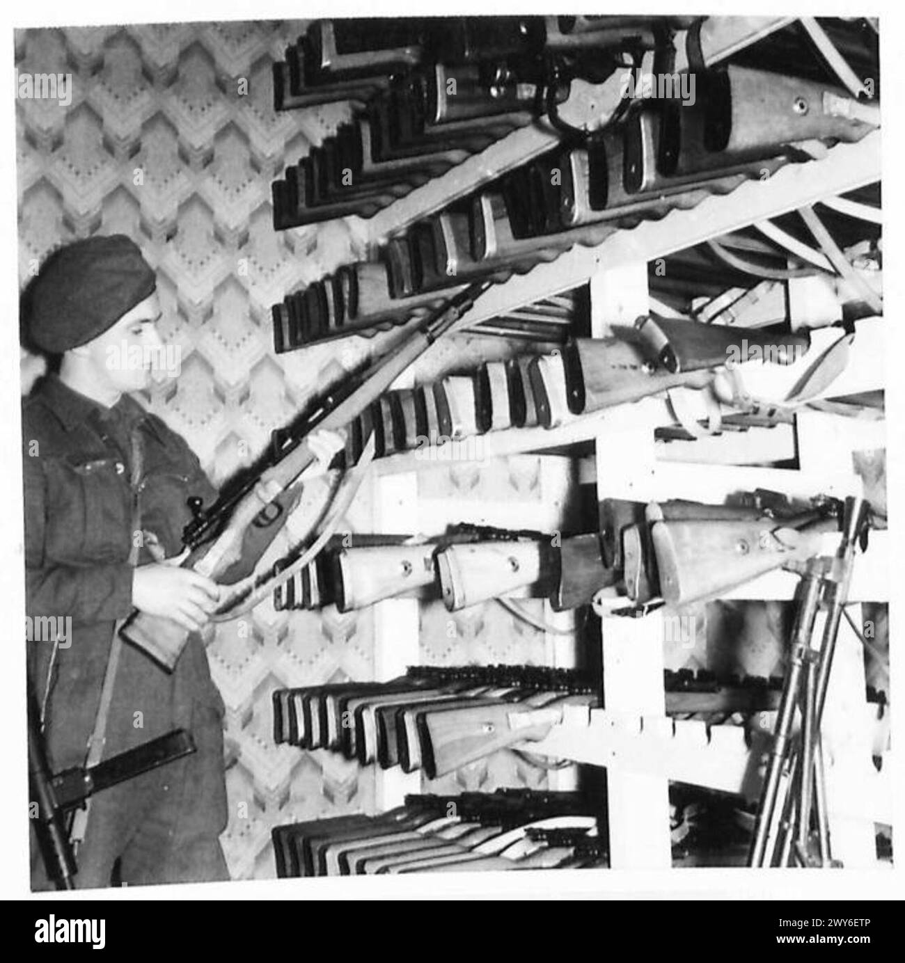 GESTAPO H.Q. OSLO - Sergeant John Maclean of Newtonmore, Scotland, inspecting the armoury in the Gestapo H.Q. Oslo. He was the first British soldier to enter the H.Q. , British Army, 21st Army Group Stock Photo