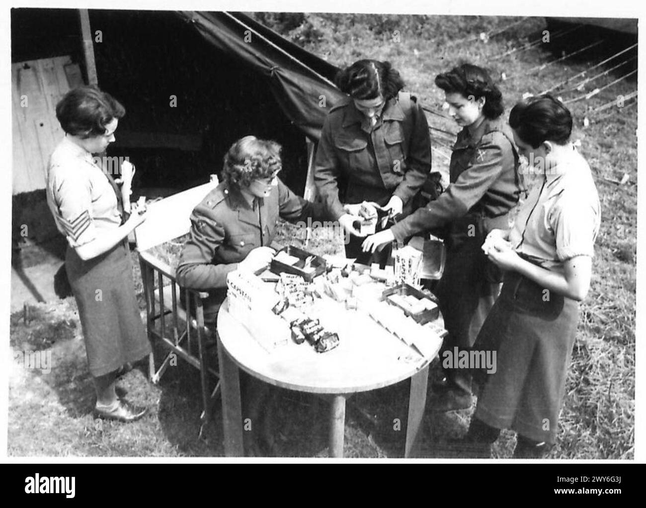 ATS 'REDCAPS' - NAAFI ration time in camp. , British Army, 21st Army Group Stock Photo