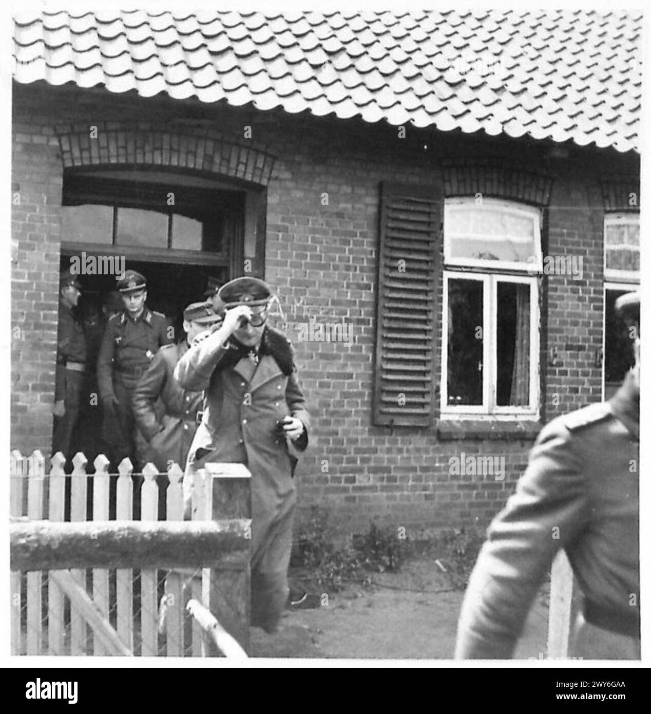 N.W.GERMAN FORCES SURRENDER - General Roth, Commander 15th Panzer Grenadier Division, leaving H. Division H.Q. , British Army, 21st Army Group Stock Photo