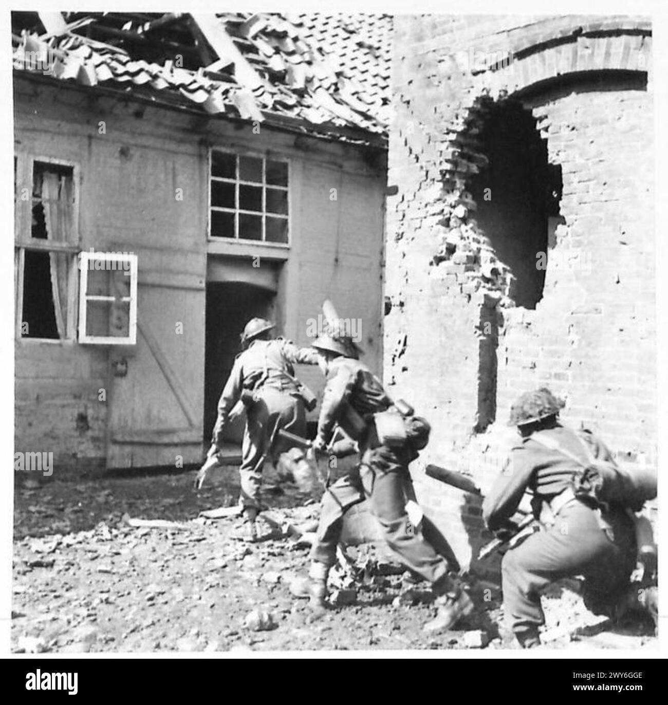 CROSSING THE RIVER OSTE - Men of the 5th Seaforth Highlanders clearing the houses in Bremervorde, from snipers. , British Army, 21st Army Group Stock Photo