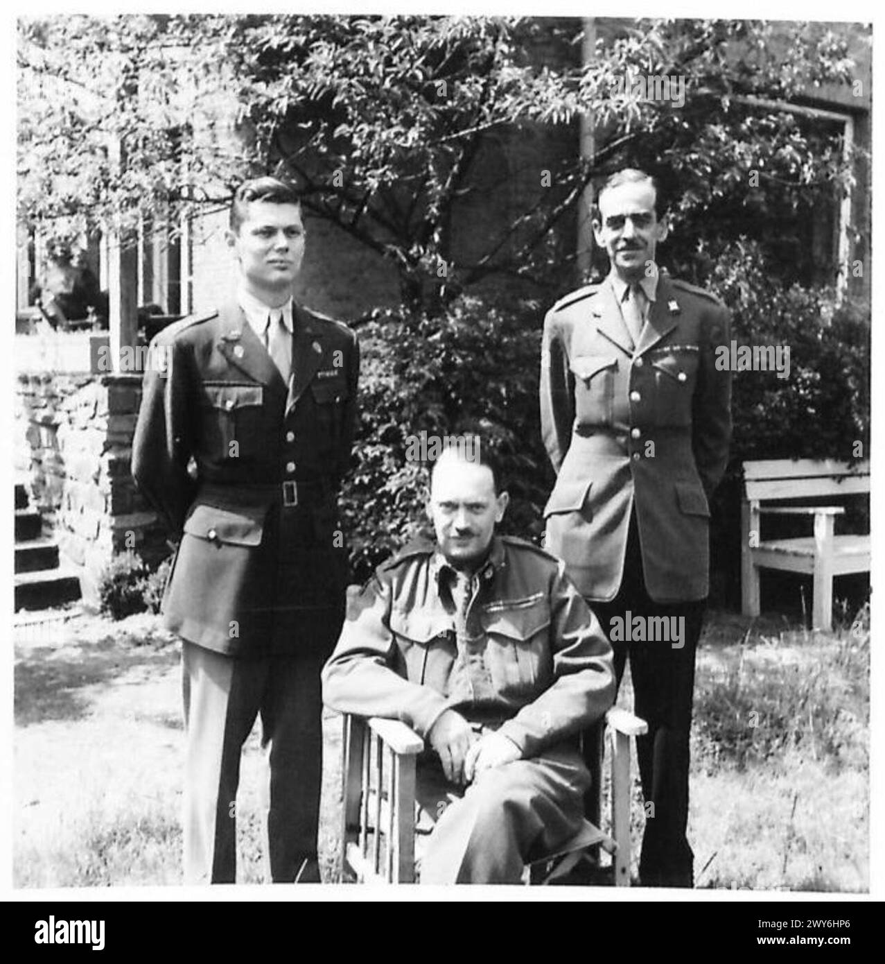 PICTURES OF MAJOR GENERAL SIR F.W. DE GUINGAND, KBE.,CB.,DSO., CHIEF OF STAFF TO 21 ARMY GROUP - The Chief of Staff with his A.D.C. and P.A. Left to right - Major E.R. Culvert, A.D.C. Major General Sir F.W. de Guingand, and Major W.F.Bovill, P.A. , British Army, 21st Army Group Stock Photo