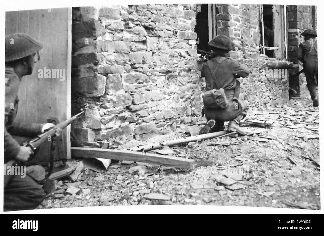 THE ADVANCE TOWARDS AUNAY-SUR-ODON - Infantry of the Worcestershire