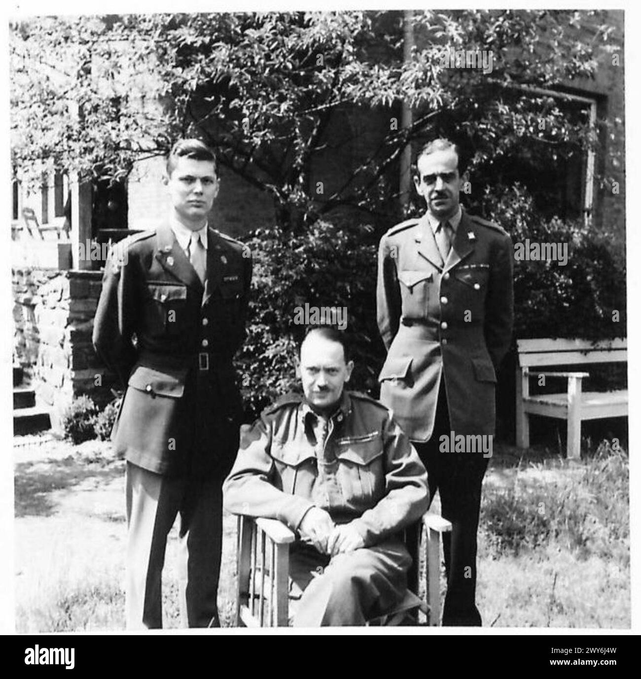 PICTURES OF MAJOR GENERAL SIR F.W. DE GUINGAND, KBE.,CB.,DSO., CHIEF OF STAFF TO 21 ARMY GROUP - The Chief of Staff with his A.D.C. and P.A. Left to right - Major E.R. Culvert, A.D.C. Major General Sir F.W. de Guingand, and Major W.F.Bovill, P.A. , British Army, 21st Army Group Stock Photo