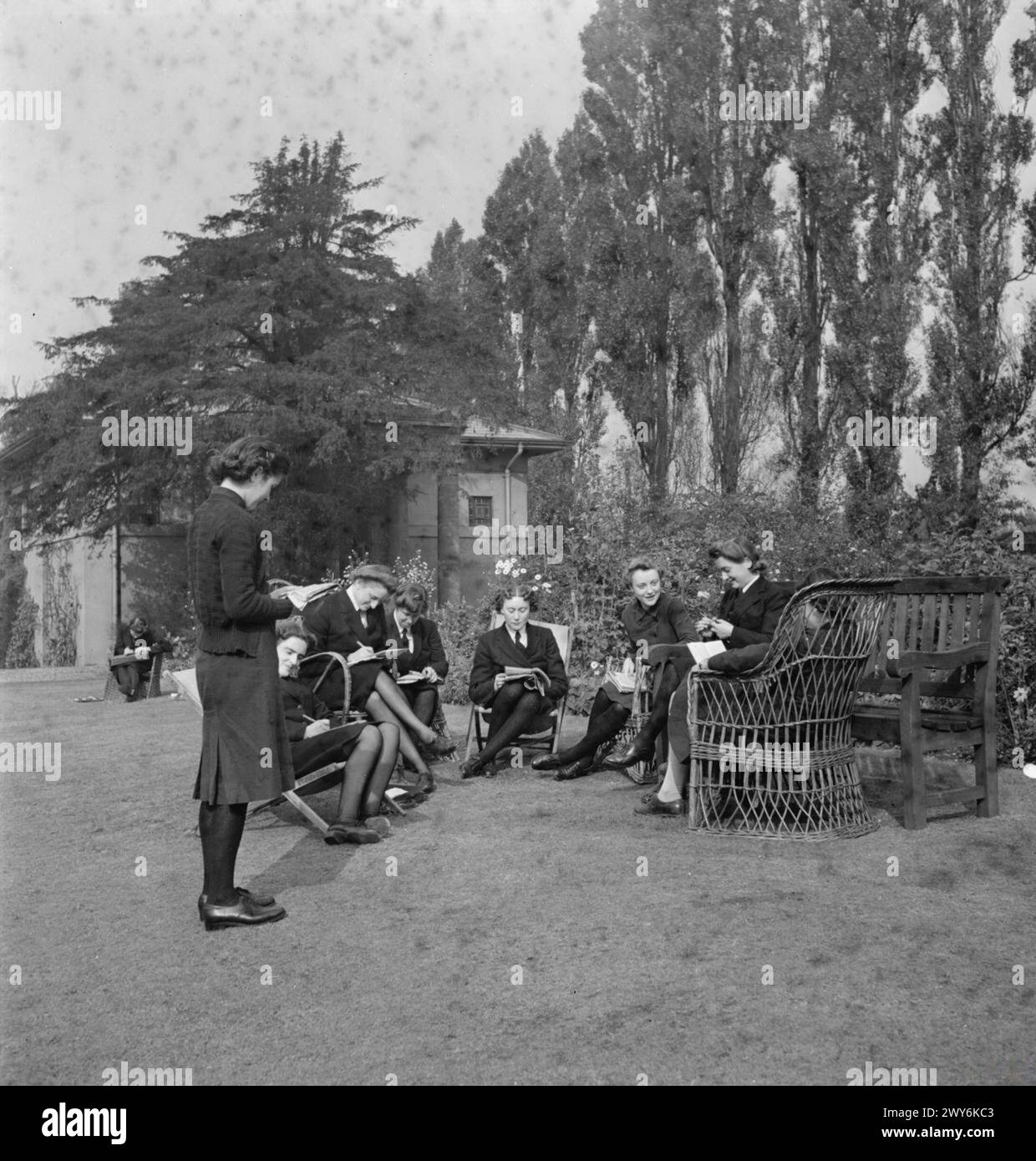 Wrnsn WRNS members and probationary recruits are trained at a WRNS Training ...