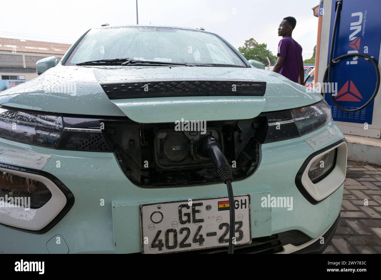 GHANA, Accra, electric mobility, IJANU service and quick charging station for electric cars, charging of chinese Dongfeng EX1 electric car / GHANA, Accra, E-Mobilität, IJANU Service und Ladestation für E-Autos, zwei chinesische Dongfeng EX1 E-Auto Stock Photo