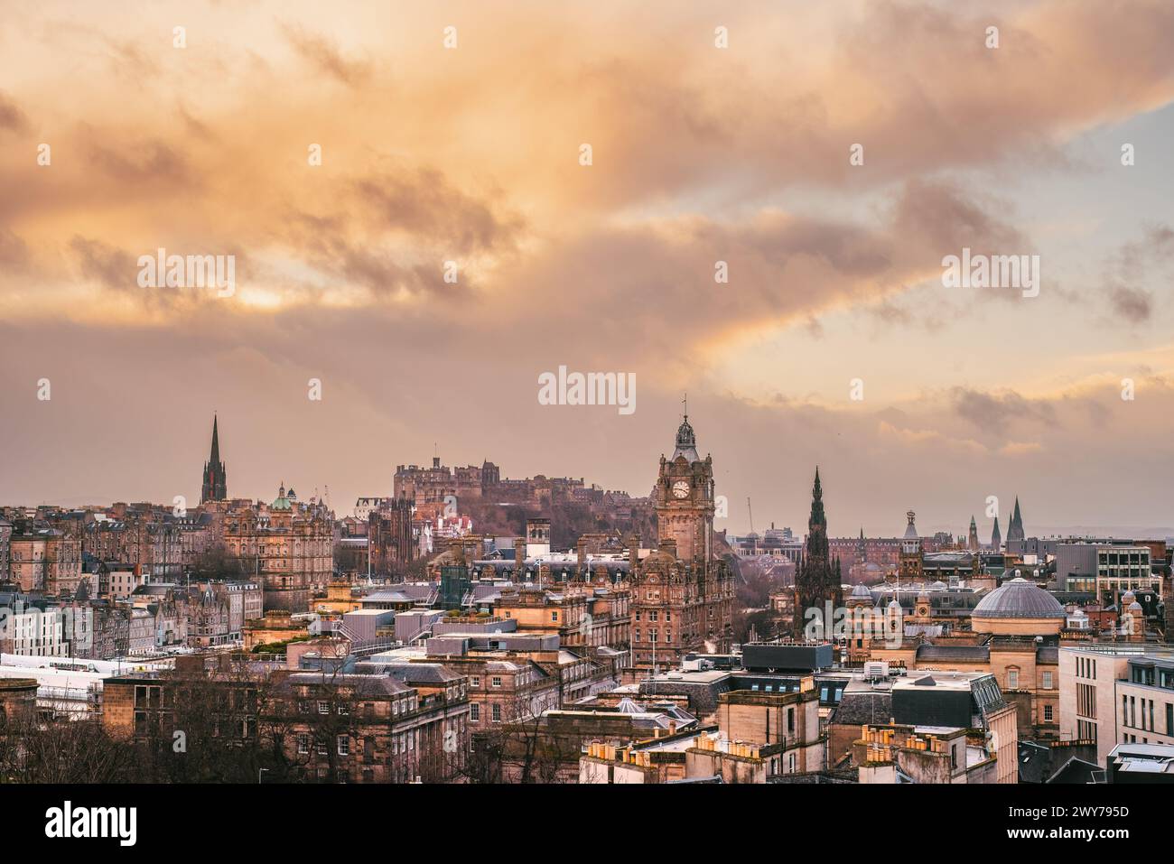 A view of the Edinburgh skyline at sunset, with Balmoral Hotel, Scott Monument, and other iconic buildings visible Stock Photo