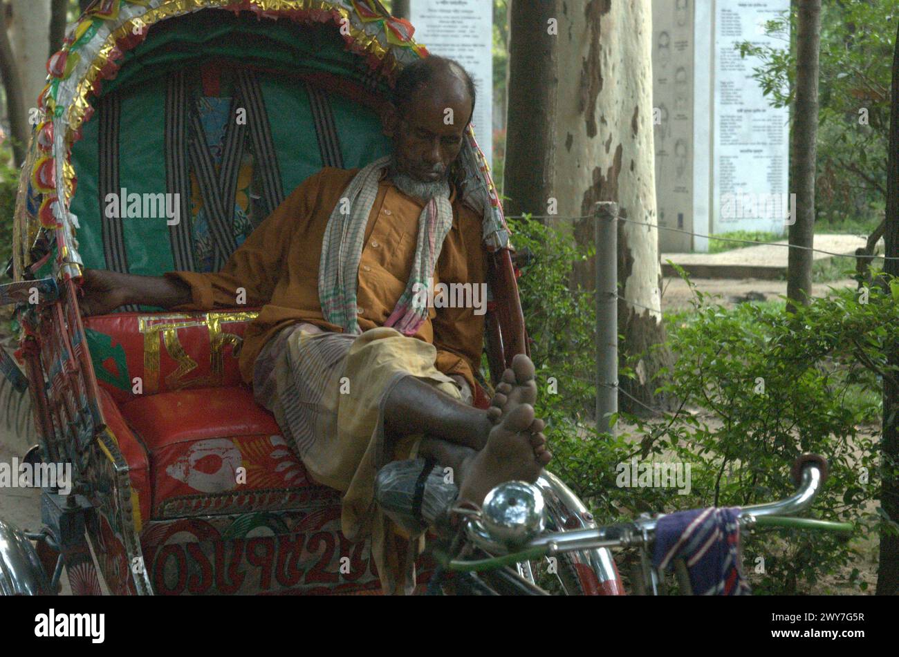 Hasan Reksha Dhaka, Bangladesh. 5th Apr, 2024. A rickshaw puller naps under the ...