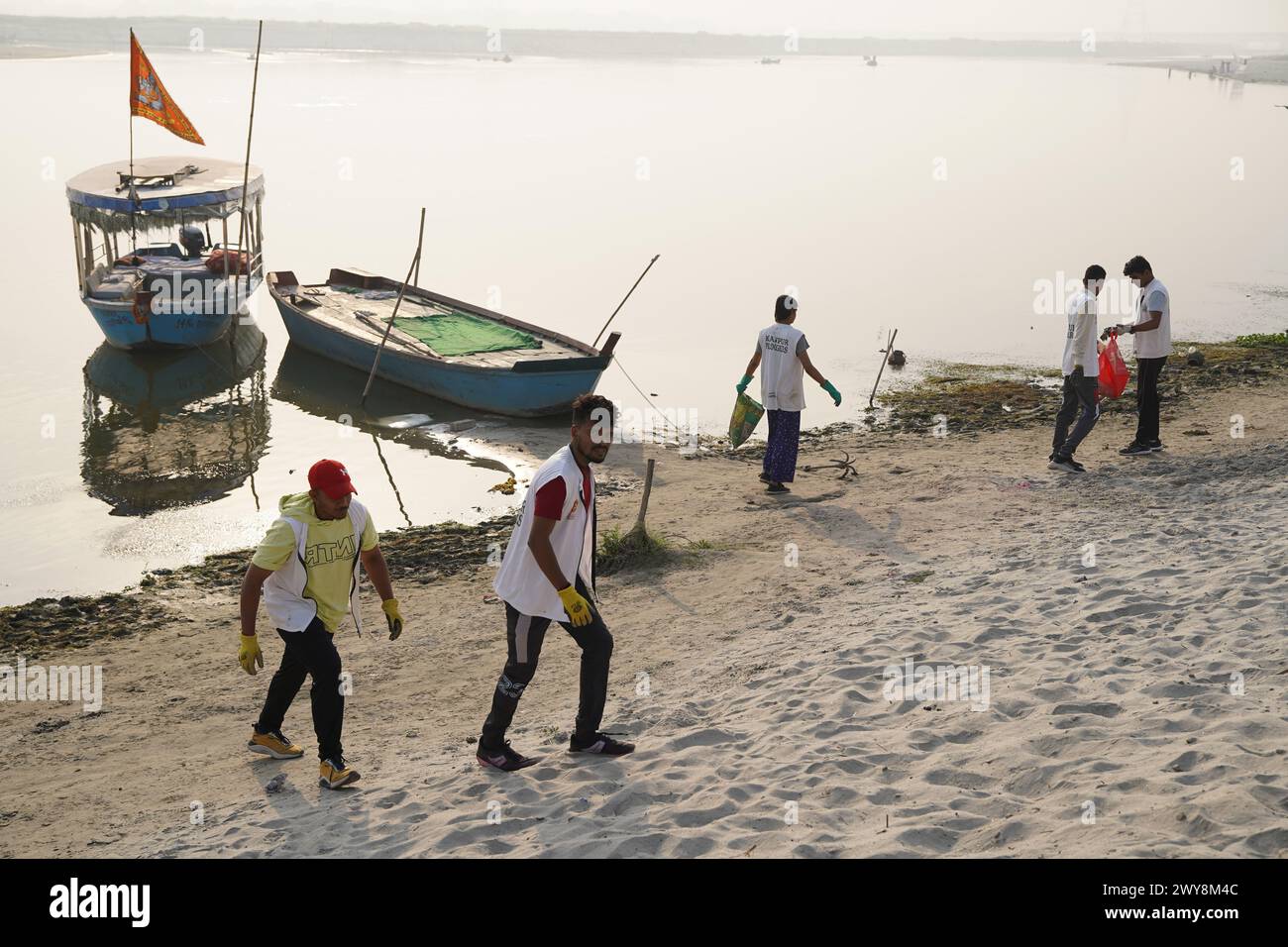 Kanpur, India. 31th March, 2024. Volunteers Cleanse Ganges Riverbed ...