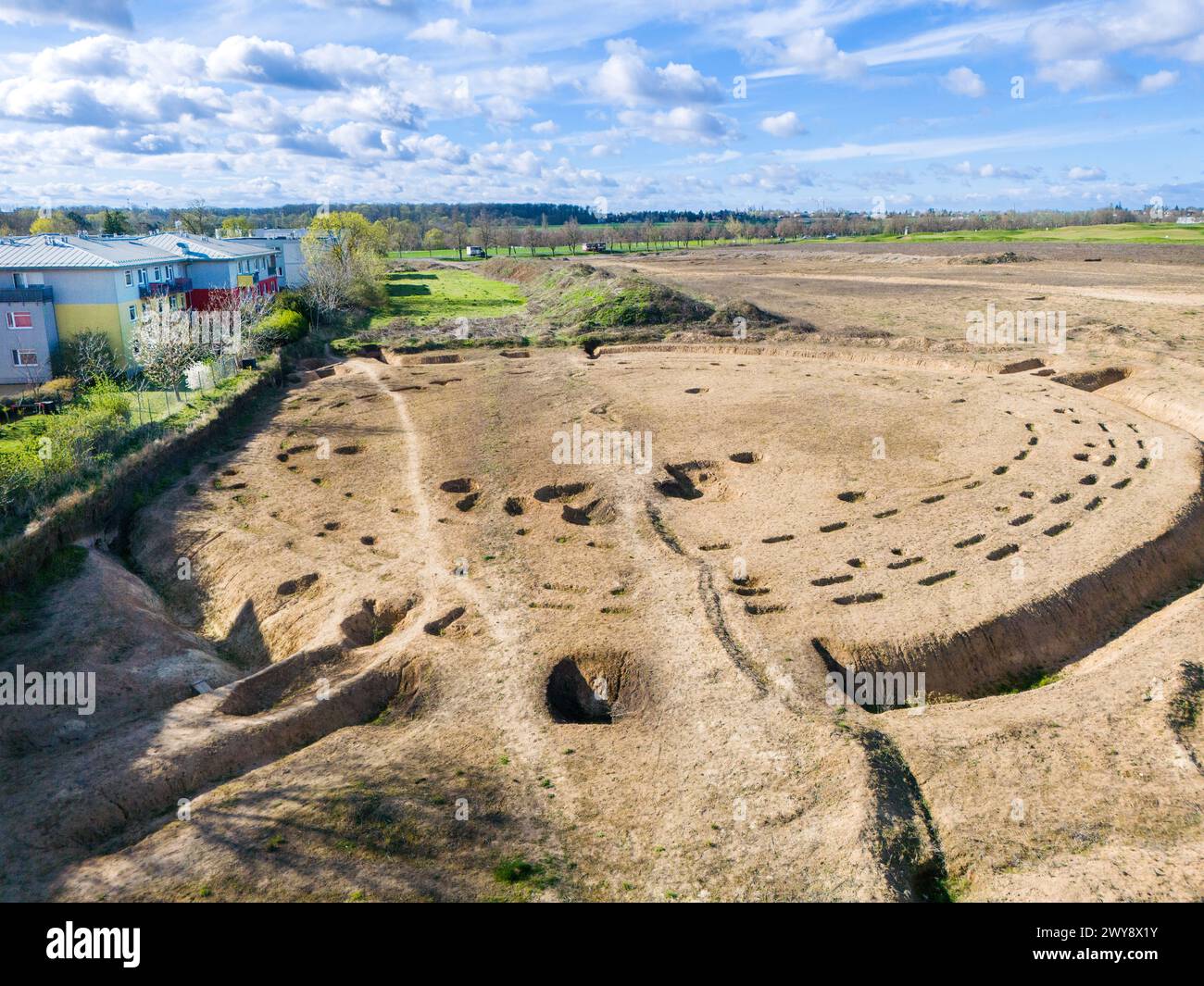 Rondel Vinoř - monumentální stavba z doby kamenné, Ceska republika ...