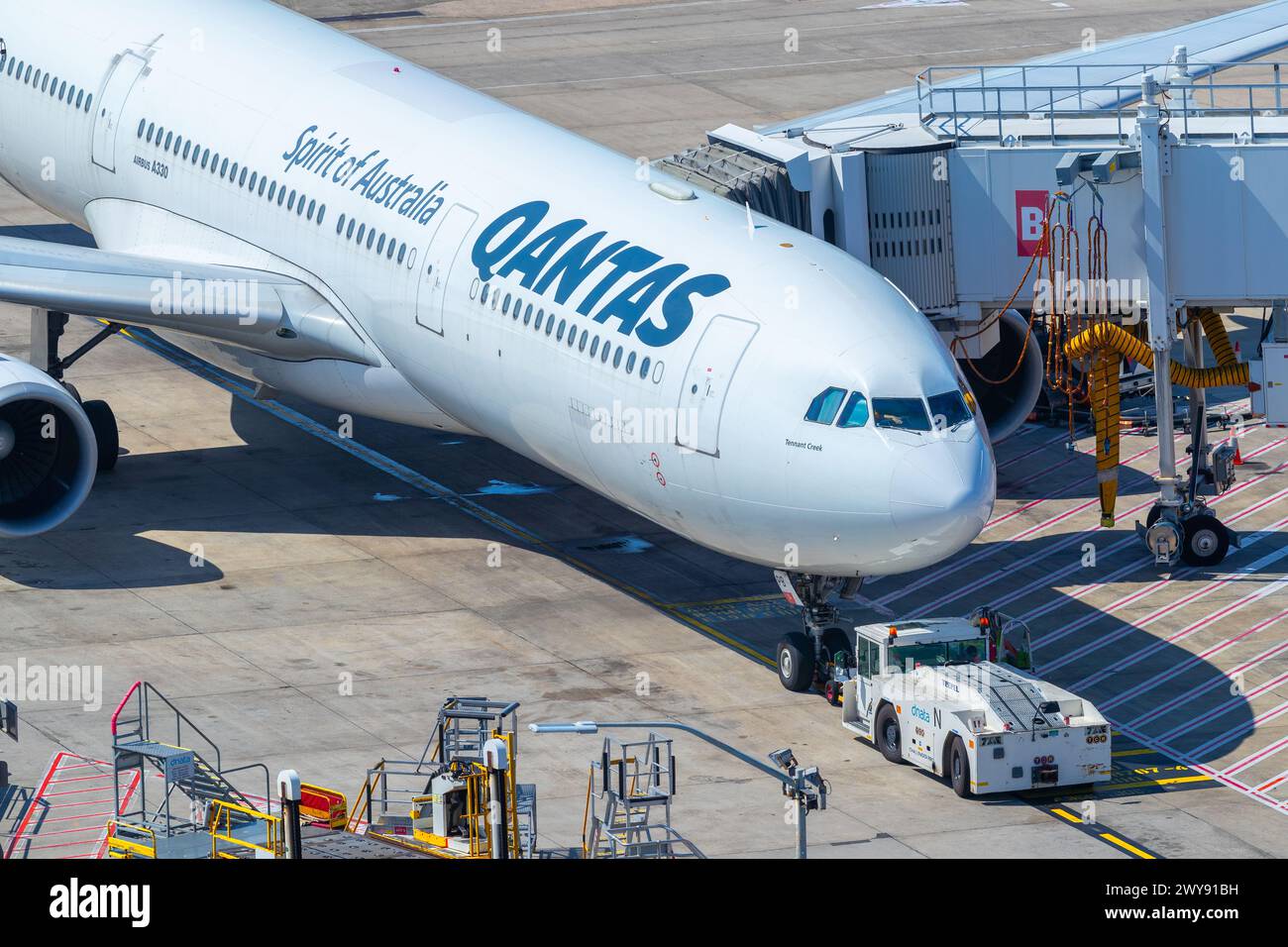 A passenger boarding bridge (PBB), also known as an air bridge, jet bridge, jetway or sky bridge, extending from a Sydney (Kingsford Smith) Airport te Stock Photo