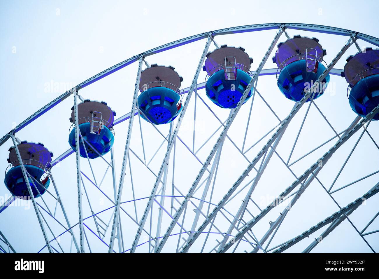Oldenburg, Germany. 05th Apr, 2024. Several gondolas hang from a Ferris