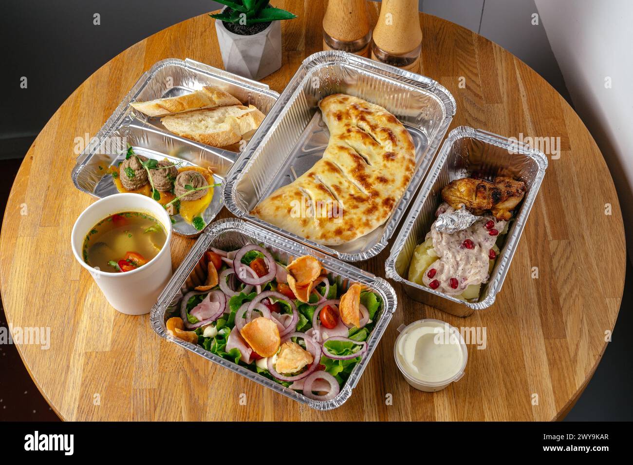 Takeaway food containers hi-res stock photography and images - Alamy