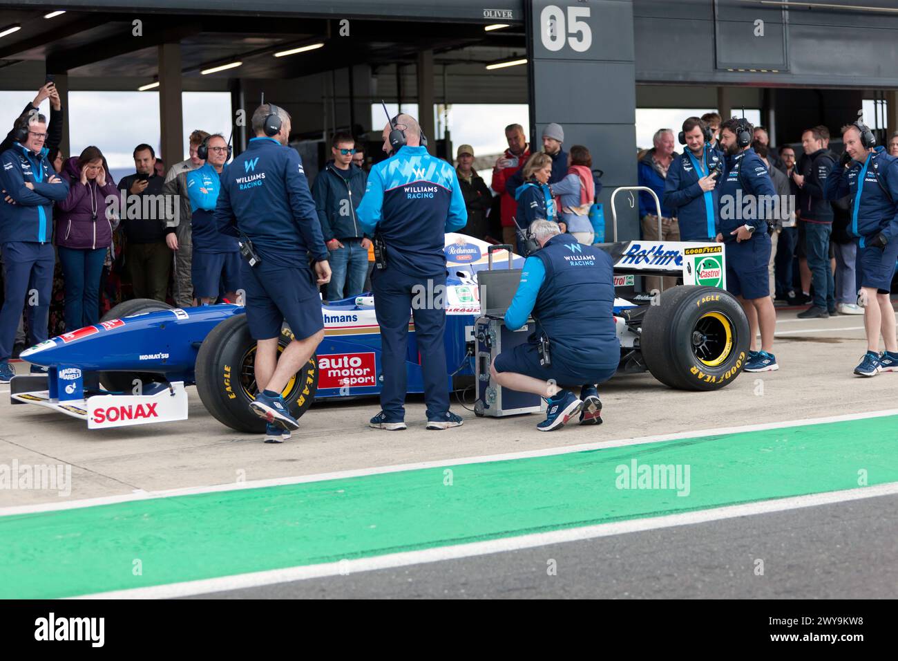 Williams Racing Team Pit Crew preparing the Williams FW19, to take part ...