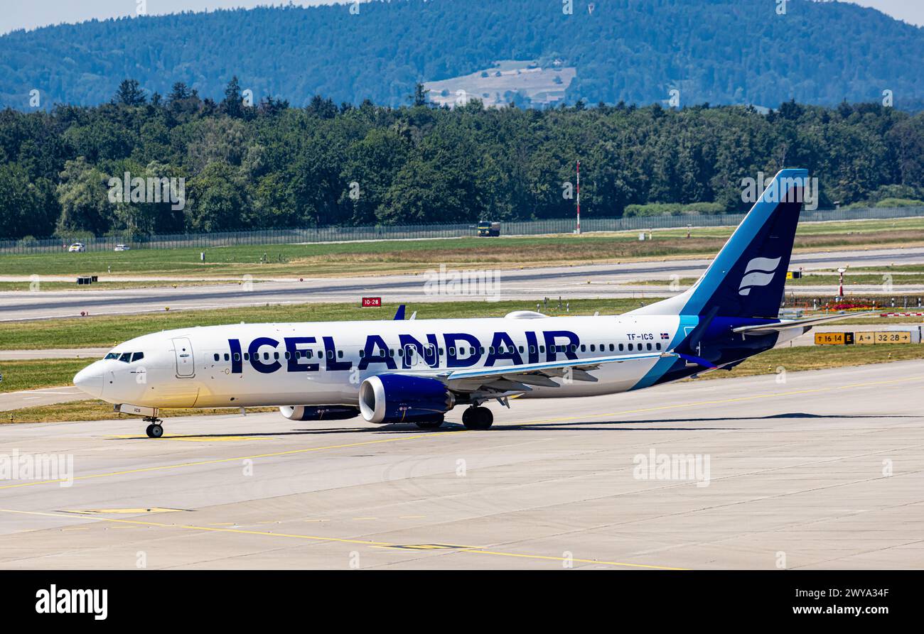 Eine Boeing 737-8MAX von Icelandair rollt auf dem Flughafen Zürich zur Startbahn. Zieldestination ist der Flughafen von Reykjavik. Registration TF-ICS Stock Photo