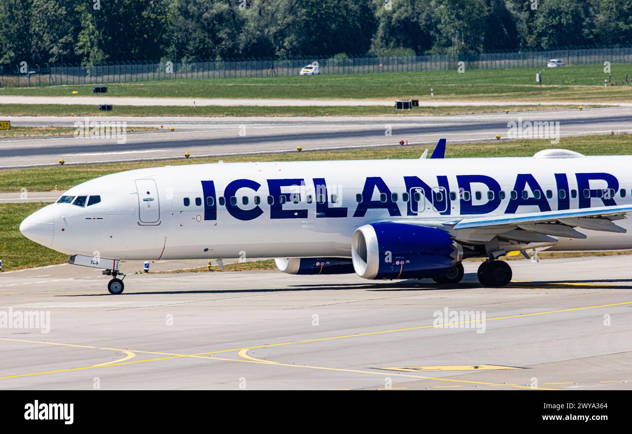 Eine Boeing 737-8MAX von Icelandair rollt auf dem Flughafen Zürich zur Startbahn. Zieldestination ist der Flughafen von Reykjavik. Registration TF-ICS Stock Photo