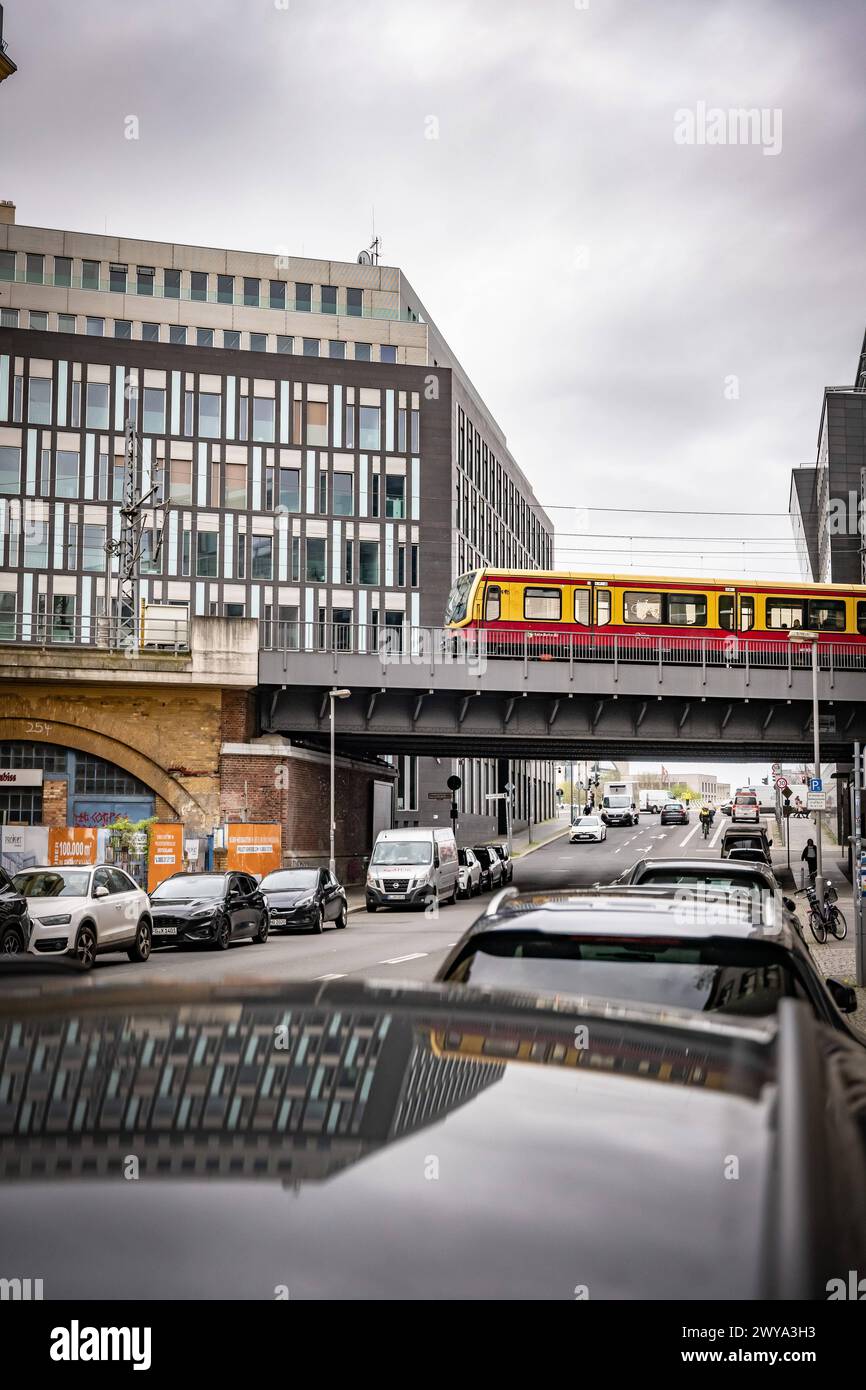 Berlin SBahn, Ringbahn im Regierungsviertel in Mitte 05.04.2024 SBahn *** Berlin S Bahn