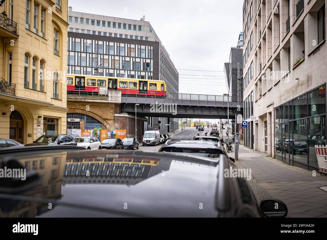 Berlin SBahn, Ringbahn im Regierungsviertel in Mitte 05.04.2024 SBahn *** Berlin S Bahn