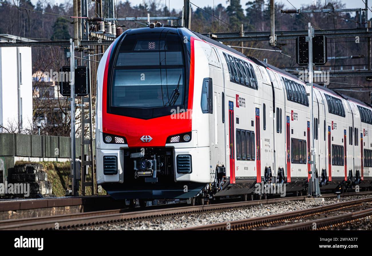 Ein IR-Dosto mit der Bezeichnung SBB RABe 511 bei der Durchfahrt durch den Bahnhof Bassersdorf im Zürcher Unterland (Bassersdorf, Schweiz, 04.02.2024) Stock Photo