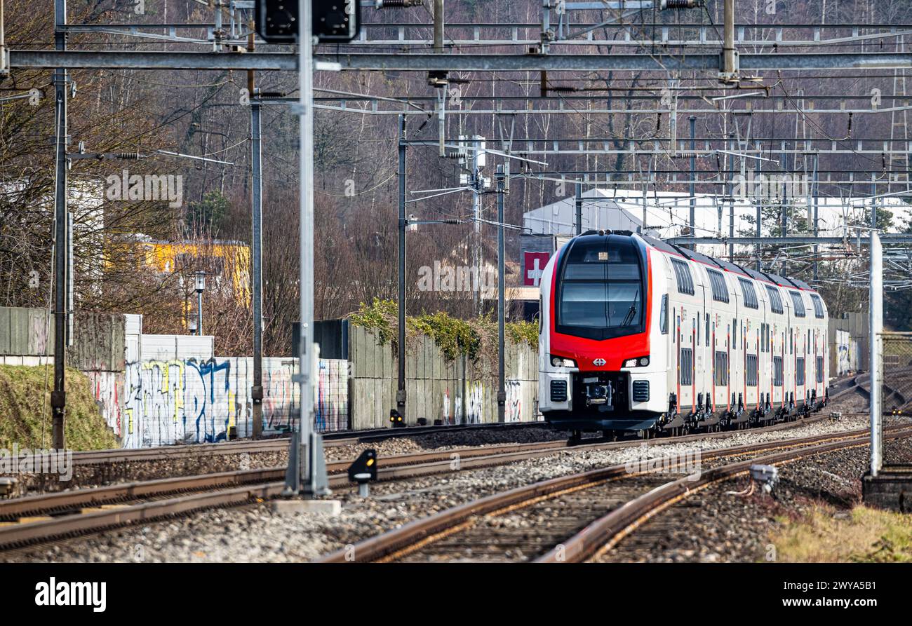 Ein IR-Dosto mit der Bezeichnung SBB RABe 511 bei der Durchfahrt durch den Bahnhof Bassersdorf im Zürcher Unterland (Bassersdorf, Schweiz, 04.02.2024) Stock Photo