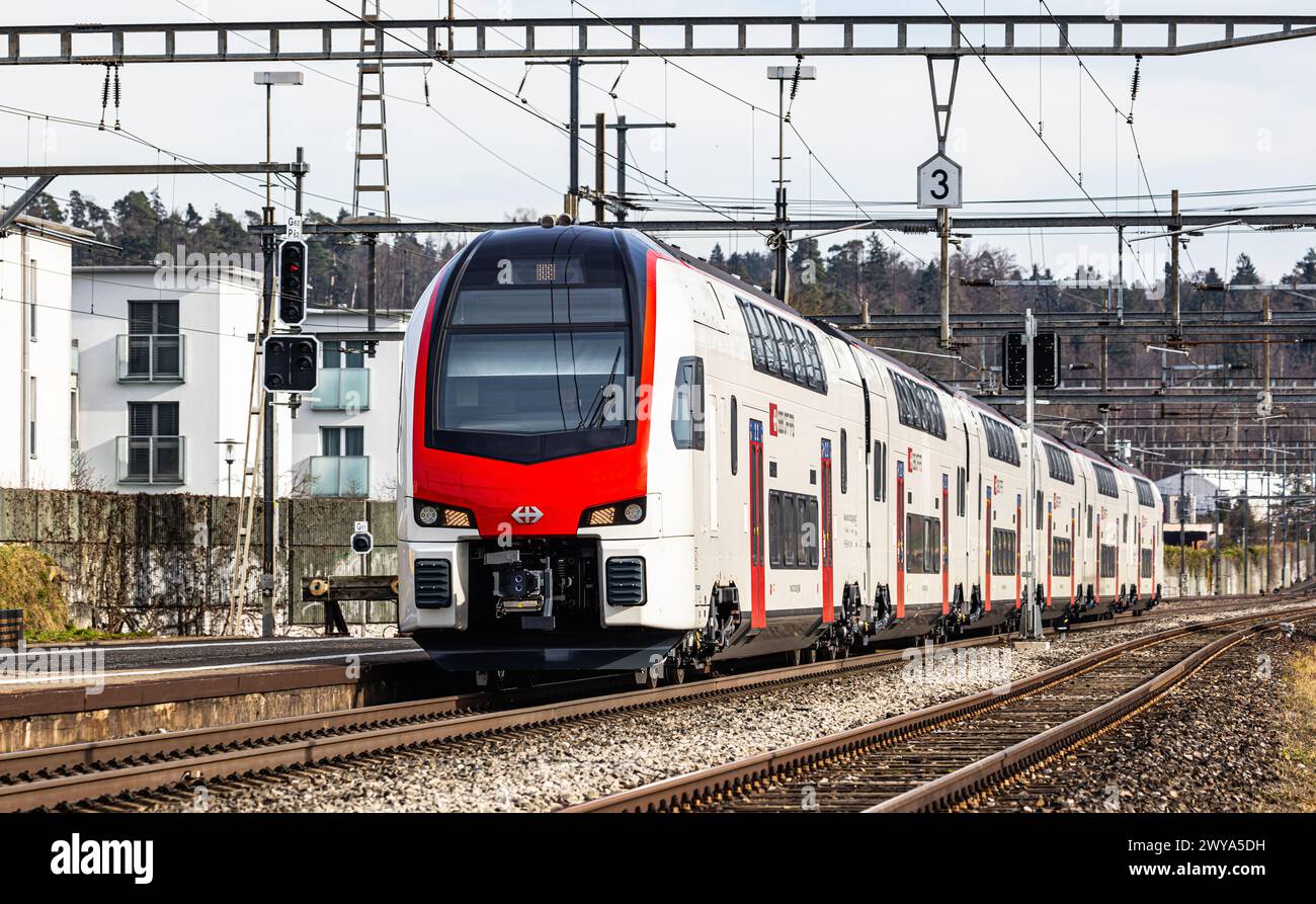 Ein IR-Dosto mit der Bezeichnung SBB RABe 511 bei der Durchfahrt durch den Bahnhof Bassersdorf im Zürcher Unterland (Bassersdorf, Schweiz, 04.02.2024) Stock Photo