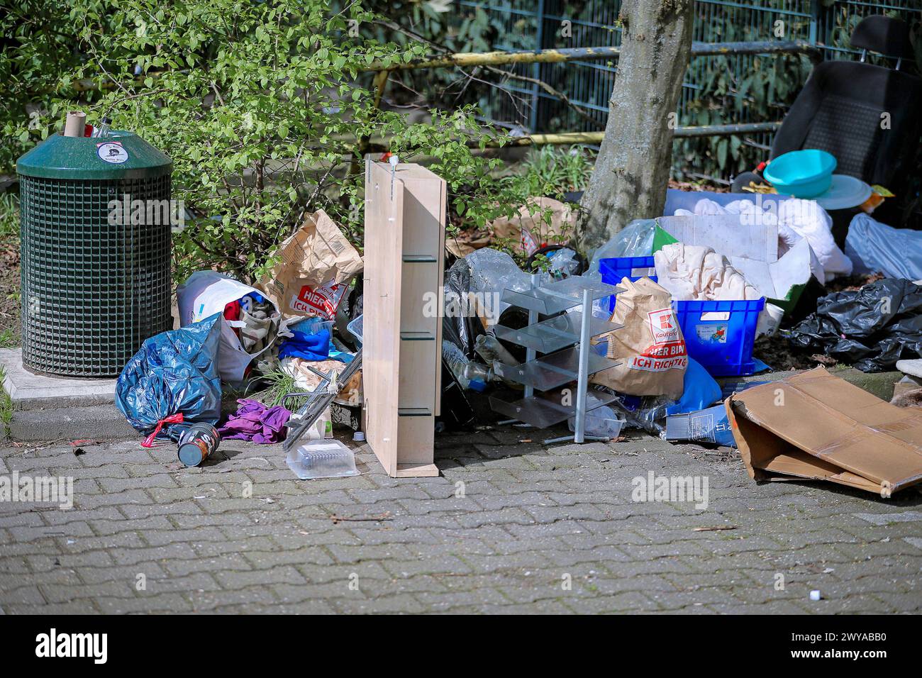 31.03.2024, Köln, Illegal abgeladener Müll Sperrmüll liegt neben einem überfüllten Mülleimer auf einem Parkplatz Nordrhein-Westfalen Deutschland *** 31 03 2024, Cologne, Illegally dumped garbage Bulky waste lying next to an overfilled garbage can in a parking lot North Rhine-Westphalia Germany Stock Photo